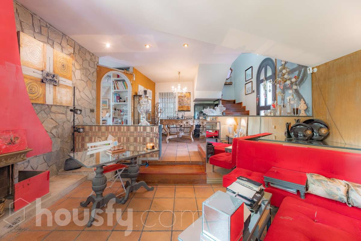 Housfy vende 🏡 amplia casa ubicada en Vallirana, la cuál consta de 272m2 (194m2 verificados con la Dirección General de Catastro y 78m2 actualmente en tramite de regularización documental). Construida en el año: 1992. Distribución de estancias -Salón-comedor -3 Baños -Cocina equipada -1 suite con bañera redonda y armario-vestidor -3 habitaciones dobles -2 habitaciones simples -3 baños (1 en suite) -biblioteca -sala de plancha -lavadero independiente con descalcificadora -concepto abierto a 3 niveles -porche cerrado -amplia sala polivalente ideal para bodega -barbacoa Características específicas -Cédula de habitabilidad -Trastero -Calefacción -Puerta blindada -Terraza -Jardín privado -1 Plaza de garaje Zona y entorno Respecto a la ubicación, se sitúa en Vallirana, municipio de Barcelona. Esta propiedad se encuentra cerca de transporte público, colegios, supermercados y farmacias. Aviso legal El precio de venta no incluye gastos de la compraventa como notaría, registro, impuestos, ni tampoco honorarios agencia. Esta publicación no es vinculante. Consulta siempre la nota simple con Housfy antes de formalizar la compraventa. Sobre nosotros Housfy es la plataforma integral de servicios inmobiliarios. Nuestra combinación de expertos y tecnología pone al alcance de todo el mundo servicios cómodos, claros y seguros. AICAT número: 7922. Nos encargamos de la gestión y asesoramiento de la compra. ¡Olvídate de todo! Hacemos los trámites por ti. Y, si además necesitas financiación, ponemos a tu disposición un bróker hipotecario para ayudarte a conseguir las mejores condiciones para tu perfil económico. ¿Quieres visitarla? Contacta con Housfy y agenda tu visita sin compromiso. Más información en: housfy.com En cumplimiento de la Ley 8/2026 en Cataluña, el certificado de presencia o ausencia de amianto se encuentra en proceso de tramitación.-3