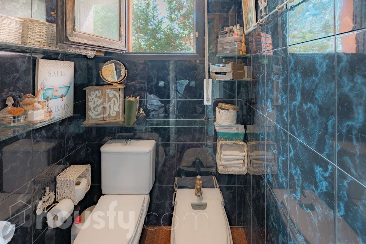 Housfy vende 🏡 amplia casa ubicada en Vallirana, la cuál consta de 272m2 (194m2 verificados con la Dirección General de Catastro y 78m2 actualmente en tramite de regularización documental). Construida en el año: 1992. Distribución de estancias -Salón-comedor -3 Baños -Cocina equipada -1 suite con bañera redonda y armario-vestidor -3 habitaciones dobles -2 habitaciones simples -3 baños (1 en suite) -biblioteca -sala de plancha -lavadero independiente con descalcificadora -concepto abierto a 3 niveles -porche cerrado -amplia sala polivalente ideal para bodega -barbacoa Características específicas -Cédula de habitabilidad -Trastero -Calefacción -Puerta blindada -Terraza -Jardín privado -1 Plaza de garaje Zona y entorno Respecto a la ubicación, se sitúa en Vallirana, municipio de Barcelona. Esta propiedad se encuentra cerca de transporte público, colegios, supermercados y farmacias. Aviso legal El precio de venta no incluye gastos de la compraventa como notaría, registro, impuestos, ni tampoco honorarios agencia. Esta publicación no es vinculante. Consulta siempre la nota simple con Housfy antes de formalizar la compraventa. Sobre nosotros Housfy es la plataforma integral de servicios inmobiliarios. Nuestra combinación de expertos y tecnología pone al alcance de todo el mundo servicios cómodos, claros y seguros. AICAT número: 7922. Nos encargamos de la gestión y asesoramiento de la compra. ¡Olvídate de todo! Hacemos los trámites por ti. Y, si además necesitas financiación, ponemos a tu disposición un bróker hipotecario para ayudarte a conseguir las mejores condiciones para tu perfil económico. ¿Quieres visitarla? Contacta con Housfy y agenda tu visita sin compromiso. Más información en: housfy.com En cumplimiento de la Ley 8/2026 en Cataluña, el certificado de presencia o ausencia de amianto se encuentra en proceso de tramitación.-37