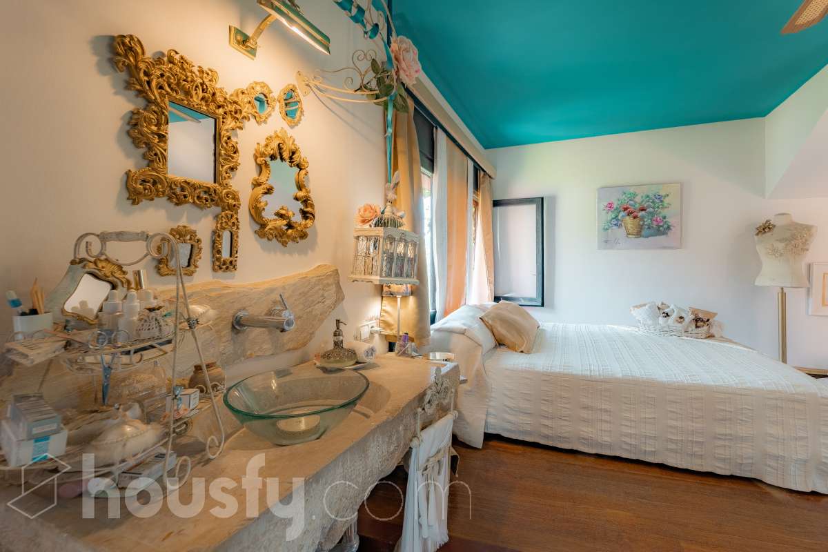 Housfy vende 🏡 amplia casa ubicada en Vallirana, la cuál consta de 272m2 (194m2 verificados con la Dirección General de Catastro y 78m2 actualmente en tramite de regularización documental). Construida en el año: 1992. Distribución de estancias -Salón-comedor -3 Baños -Cocina equipada -1 suite con bañera redonda y armario-vestidor -3 habitaciones dobles -2 habitaciones simples -3 baños (1 en suite) -biblioteca -sala de plancha -lavadero independiente con descalcificadora -concepto abierto a 3 niveles -porche cerrado -amplia sala polivalente ideal para bodega -barbacoa Características específicas -Cédula de habitabilidad -Trastero -Calefacción -Puerta blindada -Terraza -Jardín privado -1 Plaza de garaje Zona y entorno Respecto a la ubicación, se sitúa en Vallirana, municipio de Barcelona. Esta propiedad se encuentra cerca de transporte público, colegios, supermercados y farmacias. Aviso legal El precio de venta no incluye gastos de la compraventa como notaría, registro, impuestos, ni tampoco honorarios agencia. Esta publicación no es vinculante. Consulta siempre la nota simple con Housfy antes de formalizar la compraventa. Sobre nosotros Housfy es la plataforma integral de servicios inmobiliarios. Nuestra combinación de expertos y tecnología pone al alcance de todo el mundo servicios cómodos, claros y seguros. AICAT número: 7922. Nos encargamos de la gestión y asesoramiento de la compra. ¡Olvídate de todo! Hacemos los trámites por ti. Y, si además necesitas financiación, ponemos a tu disposición un bróker hipotecario para ayudarte a conseguir las mejores condiciones para tu perfil económico. ¿Quieres visitarla? Contacta con Housfy y agenda tu visita sin compromiso. Más información en: housfy.com En cumplimiento de la Ley 8/2026 en Cataluña, el certificado de presencia o ausencia de amianto se encuentra en proceso de tramitación.-17
