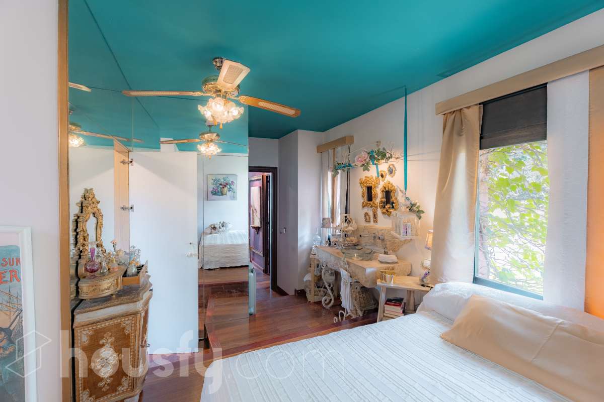 Housfy vende 🏡 amplia casa ubicada en Vallirana, la cuál consta de 272m2 (194m2 verificados con la Dirección General de Catastro y 78m2 actualmente en tramite de regularización documental). Construida en el año: 1992. Distribución de estancias -Salón-comedor -3 Baños -Cocina equipada -1 suite con bañera redonda y armario-vestidor -3 habitaciones dobles -2 habitaciones simples -3 baños (1 en suite) -biblioteca -sala de plancha -lavadero independiente con descalcificadora -concepto abierto a 3 niveles -porche cerrado -amplia sala polivalente ideal para bodega -barbacoa Características específicas -Cédula de habitabilidad -Trastero -Calefacción -Puerta blindada -Terraza -Jardín privado -1 Plaza de garaje Zona y entorno Respecto a la ubicación, se sitúa en Vallirana, municipio de Barcelona. Esta propiedad se encuentra cerca de transporte público, colegios, supermercados y farmacias. Aviso legal El precio de venta no incluye gastos de la compraventa como notaría, registro, impuestos, ni tampoco honorarios agencia. Esta publicación no es vinculante. Consulta siempre la nota simple con Housfy antes de formalizar la compraventa. Sobre nosotros Housfy es la plataforma integral de servicios inmobiliarios. Nuestra combinación de expertos y tecnología pone al alcance de todo el mundo servicios cómodos, claros y seguros. AICAT número: 7922. Nos encargamos de la gestión y asesoramiento de la compra. ¡Olvídate de todo! Hacemos los trámites por ti. Y, si además necesitas financiación, ponemos a tu disposición un bróker hipotecario para ayudarte a conseguir las mejores condiciones para tu perfil económico. ¿Quieres visitarla? Contacta con Housfy y agenda tu visita sin compromiso. Más información en: housfy.com En cumplimiento de la Ley 8/2026 en Cataluña, el certificado de presencia o ausencia de amianto se encuentra en proceso de tramitación.-23