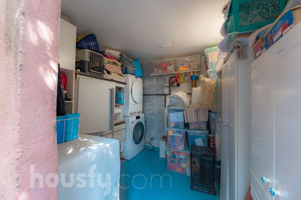 Housfy vende 🏡 amplia casa ubicada en Vallirana, la cuál consta de 272m2 (194m2 verificados con la Dirección General de Catastro y 78m2 actualmente en tramite de regularización documental). Construida en el año: 1992. Distribución de estancias -Salón-comedor -3 Baños -Cocina equipada -1 suite con bañera redonda y armario-vestidor -3 habitaciones dobles -2 habitaciones simples -3 baños (1 en suite) -biblioteca -sala de plancha -lavadero independiente con descalcificadora -concepto abierto a 3 niveles -porche cerrado -amplia sala polivalente ideal para bodega -barbacoa Características específicas -Cédula de habitabilidad -Trastero -Calefacción -Puerta blindada -Terraza -Jardín privado -1 Plaza de garaje Zona y entorno Respecto a la ubicación, se sitúa en Vallirana, municipio de Barcelona. Esta propiedad se encuentra cerca de transporte público, colegios, supermercados y farmacias. Aviso legal El precio de venta no incluye gastos de la compraventa como notaría, registro, impuestos, ni tampoco honorarios agencia. Esta publicación no es vinculante. Consulta siempre la nota simple con Housfy antes de formalizar la compraventa. Sobre nosotros Housfy es la plataforma integral de servicios inmobiliarios. Nuestra combinación de expertos y tecnología pone al alcance de todo el mundo servicios cómodos, claros y seguros. AICAT número: 7922. Nos encargamos de la gestión y asesoramiento de la compra. ¡Olvídate de todo! Hacemos los trámites por ti. Y, si además necesitas financiación, ponemos a tu disposición un bróker hipotecario para ayudarte a conseguir las mejores condiciones para tu perfil económico. ¿Quieres visitarla? Contacta con Housfy y agenda tu visita sin compromiso. Más información en: housfy.com En cumplimiento de la Ley 8/2026 en Cataluña, el certificado de presencia o ausencia de amianto se encuentra en proceso de tramitación.-42