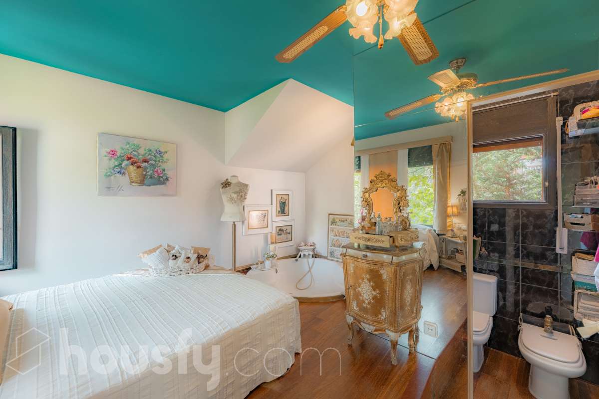 Housfy vende 🏡 amplia casa ubicada en Vallirana, la cuál consta de 272m2 (194m2 verificados con la Dirección General de Catastro y 78m2 actualmente en tramite de regularización documental). Construida en el año: 1992. Distribución de estancias -Salón-comedor -3 Baños -Cocina equipada -1 suite con bañera redonda y armario-vestidor -3 habitaciones dobles -2 habitaciones simples -3 baños (1 en suite) -biblioteca -sala de plancha -lavadero independiente con descalcificadora -concepto abierto a 3 niveles -porche cerrado -amplia sala polivalente ideal para bodega -barbacoa Características específicas -Cédula de habitabilidad -Trastero -Calefacción -Puerta blindada -Terraza -Jardín privado -1 Plaza de garaje Zona y entorno Respecto a la ubicación, se sitúa en Vallirana, municipio de Barcelona. Esta propiedad se encuentra cerca de transporte público, colegios, supermercados y farmacias. Aviso legal El precio de venta no incluye gastos de la compraventa como notaría, registro, impuestos, ni tampoco honorarios agencia. Esta publicación no es vinculante. Consulta siempre la nota simple con Housfy antes de formalizar la compraventa. Sobre nosotros Housfy es la plataforma integral de servicios inmobiliarios. Nuestra combinación de expertos y tecnología pone al alcance de todo el mundo servicios cómodos, claros y seguros. AICAT número: 7922. Nos encargamos de la gestión y asesoramiento de la compra. ¡Olvídate de todo! Hacemos los trámites por ti. Y, si además necesitas financiación, ponemos a tu disposición un bróker hipotecario para ayudarte a conseguir las mejores condiciones para tu perfil económico. ¿Quieres visitarla? Contacta con Housfy y agenda tu visita sin compromiso. Más información en: housfy.com En cumplimiento de la Ley 8/2026 en Cataluña, el certificado de presencia o ausencia de amianto se encuentra en proceso de tramitación.-20