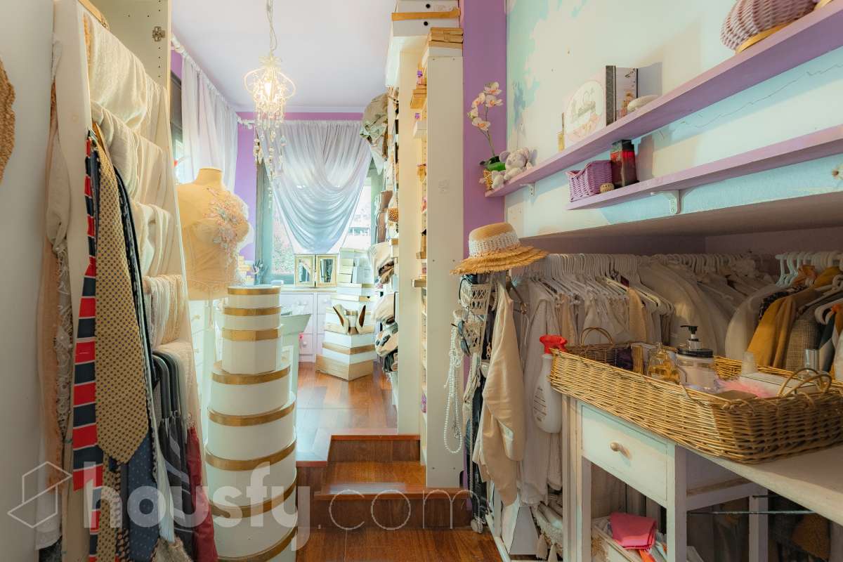 Housfy vende 🏡 amplia casa ubicada en Vallirana, la cuál consta de 272m2 (194m2 verificados con la Dirección General de Catastro y 78m2 actualmente en tramite de regularización documental). Construida en el año: 1992. Distribución de estancias -Salón-comedor -3 Baños -Cocina equipada -1 suite con bañera redonda y armario-vestidor -3 habitaciones dobles -2 habitaciones simples -3 baños (1 en suite) -biblioteca -sala de plancha -lavadero independiente con descalcificadora -concepto abierto a 3 niveles -porche cerrado -amplia sala polivalente ideal para bodega -barbacoa Características específicas -Cédula de habitabilidad -Trastero -Calefacción -Puerta blindada -Terraza -Jardín privado -1 Plaza de garaje Zona y entorno Respecto a la ubicación, se sitúa en Vallirana, municipio de Barcelona. Esta propiedad se encuentra cerca de transporte público, colegios, supermercados y farmacias. Aviso legal El precio de venta no incluye gastos de la compraventa como notaría, registro, impuestos, ni tampoco honorarios agencia. Esta publicación no es vinculante. Consulta siempre la nota simple con Housfy antes de formalizar la compraventa. Sobre nosotros Housfy es la plataforma integral de servicios inmobiliarios. Nuestra combinación de expertos y tecnología pone al alcance de todo el mundo servicios cómodos, claros y seguros. AICAT número: 7922. Nos encargamos de la gestión y asesoramiento de la compra. ¡Olvídate de todo! Hacemos los trámites por ti. Y, si además necesitas financiación, ponemos a tu disposición un bróker hipotecario para ayudarte a conseguir las mejores condiciones para tu perfil económico. ¿Quieres visitarla? Contacta con Housfy y agenda tu visita sin compromiso. Más información en: housfy.com En cumplimiento de la Ley 8/2026 en Cataluña, el certificado de presencia o ausencia de amianto se encuentra en proceso de tramitación.-12