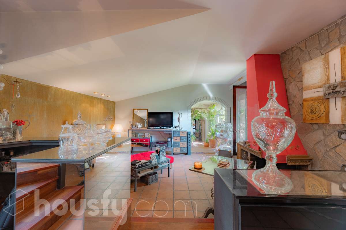 Housfy vende 🏡 amplia casa ubicada en Vallirana, la cuál consta de 272m2 (194m2 verificados con la Dirección General de Catastro y 78m2 actualmente en tramite de regularización documental). Construida en el año: 1992. Distribución de estancias -Salón-comedor -3 Baños -Cocina equipada -1 suite con bañera redonda y armario-vestidor -3 habitaciones dobles -2 habitaciones simples -3 baños (1 en suite) -biblioteca -sala de plancha -lavadero independiente con descalcificadora -concepto abierto a 3 niveles -porche cerrado -amplia sala polivalente ideal para bodega -barbacoa Características específicas -Cédula de habitabilidad -Trastero -Calefacción -Puerta blindada -Terraza -Jardín privado -1 Plaza de garaje Zona y entorno Respecto a la ubicación, se sitúa en Vallirana, municipio de Barcelona. Esta propiedad se encuentra cerca de transporte público, colegios, supermercados y farmacias. Aviso legal El precio de venta no incluye gastos de la compraventa como notaría, registro, impuestos, ni tampoco honorarios agencia. Esta publicación no es vinculante. Consulta siempre la nota simple con Housfy antes de formalizar la compraventa. Sobre nosotros Housfy es la plataforma integral de servicios inmobiliarios. Nuestra combinación de expertos y tecnología pone al alcance de todo el mundo servicios cómodos, claros y seguros. AICAT número: 7922. Nos encargamos de la gestión y asesoramiento de la compra. ¡Olvídate de todo! Hacemos los trámites por ti. Y, si además necesitas financiación, ponemos a tu disposición un bróker hipotecario para ayudarte a conseguir las mejores condiciones para tu perfil económico. ¿Quieres visitarla? Contacta con Housfy y agenda tu visita sin compromiso. Más información en: housfy.com En cumplimiento de la Ley 8/2026 en Cataluña, el certificado de presencia o ausencia de amianto se encuentra en proceso de tramitación.-2