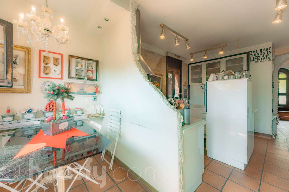 Housfy vende 🏡 amplia casa ubicada en Vallirana, la cuál consta de 272m2 (194m2 verificados con la Dirección General de Catastro y 78m2 actualmente en tramite de regularización documental). Construida en el año: 1992. Distribución de estancias -Salón-comedor -3 Baños -Cocina equipada -1 suite con bañera redonda y armario-vestidor -3 habitaciones dobles -2 habitaciones simples -3 baños (1 en suite) -biblioteca -sala de plancha -lavadero independiente con descalcificadora -concepto abierto a 3 niveles -porche cerrado -amplia sala polivalente ideal para bodega -barbacoa Características específicas -Cédula de habitabilidad -Trastero -Calefacción -Puerta blindada -Terraza -Jardín privado -1 Plaza de garaje Zona y entorno Respecto a la ubicación, se sitúa en Vallirana, municipio de Barcelona. Esta propiedad se encuentra cerca de transporte público, colegios, supermercados y farmacias. Aviso legal El precio de venta no incluye gastos de la compraventa como notaría, registro, impuestos, ni tampoco honorarios agencia. Esta publicación no es vinculante. Consulta siempre la nota simple con Housfy antes de formalizar la compraventa. Sobre nosotros Housfy es la plataforma integral de servicios inmobiliarios. Nuestra combinación de expertos y tecnología pone al alcance de todo el mundo servicios cómodos, claros y seguros. AICAT número: 7922. Nos encargamos de la gestión y asesoramiento de la compra. ¡Olvídate de todo! Hacemos los trámites por ti. Y, si además necesitas financiación, ponemos a tu disposición un bróker hipotecario para ayudarte a conseguir las mejores condiciones para tu perfil económico. ¿Quieres visitarla? Contacta con Housfy y agenda tu visita sin compromiso. Más información en: housfy.com En cumplimiento de la Ley 8/2026 en Cataluña, el certificado de presencia o ausencia de amianto se encuentra en proceso de tramitación.-32