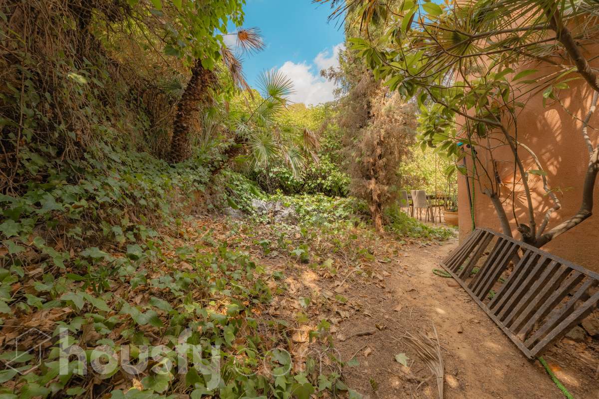 Housfy vende 🏡 amplia casa ubicada en Vallirana, la cuál consta de 272m2 (194m2 verificados con la Dirección General de Catastro y 78m2 actualmente en tramite de regularización documental). Construida en el año: 1992. Distribución de estancias -Salón-comedor -3 Baños -Cocina equipada -1 suite con bañera redonda y armario-vestidor -3 habitaciones dobles -2 habitaciones simples -3 baños (1 en suite) -biblioteca -sala de plancha -lavadero independiente con descalcificadora -concepto abierto a 3 niveles -porche cerrado -amplia sala polivalente ideal para bodega -barbacoa Características específicas -Cédula de habitabilidad -Trastero -Calefacción -Puerta blindada -Terraza -Jardín privado -1 Plaza de garaje Zona y entorno Respecto a la ubicación, se sitúa en Vallirana, municipio de Barcelona. Esta propiedad se encuentra cerca de transporte público, colegios, supermercados y farmacias. Aviso legal El precio de venta no incluye gastos de la compraventa como notaría, registro, impuestos, ni tampoco honorarios agencia. Esta publicación no es vinculante. Consulta siempre la nota simple con Housfy antes de formalizar la compraventa. Sobre nosotros Housfy es la plataforma integral de servicios inmobiliarios. Nuestra combinación de expertos y tecnología pone al alcance de todo el mundo servicios cómodos, claros y seguros. AICAT número: 7922. Nos encargamos de la gestión y asesoramiento de la compra. ¡Olvídate de todo! Hacemos los trámites por ti. Y, si además necesitas financiación, ponemos a tu disposición un bróker hipotecario para ayudarte a conseguir las mejores condiciones para tu perfil económico. ¿Quieres visitarla? Contacta con Housfy y agenda tu visita sin compromiso. Más información en: housfy.com En cumplimiento de la Ley 8/2026 en Cataluña, el certificado de presencia o ausencia de amianto se encuentra en proceso de tramitación.-56
