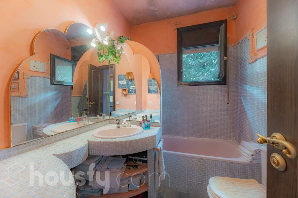 Housfy vende 🏡 amplia casa ubicada en Vallirana, la cuál consta de 272m2 (194m2 verificados con la Dirección General de Catastro y 78m2 actualmente en tramite de regularización documental). Construida en el año: 1992. Distribución de estancias -Salón-comedor -3 Baños -Cocina equipada -1 suite con bañera redonda y armario-vestidor -3 habitaciones dobles -2 habitaciones simples -3 baños (1 en suite) -biblioteca -sala de plancha -lavadero independiente con descalcificadora -concepto abierto a 3 niveles -porche cerrado -amplia sala polivalente ideal para bodega -barbacoa Características específicas -Cédula de habitabilidad -Trastero -Calefacción -Puerta blindada -Terraza -Jardín privado -1 Plaza de garaje Zona y entorno Respecto a la ubicación, se sitúa en Vallirana, municipio de Barcelona. Esta propiedad se encuentra cerca de transporte público, colegios, supermercados y farmacias. Aviso legal El precio de venta no incluye gastos de la compraventa como notaría, registro, impuestos, ni tampoco honorarios agencia. Esta publicación no es vinculante. Consulta siempre la nota simple con Housfy antes de formalizar la compraventa. Sobre nosotros Housfy es la plataforma integral de servicios inmobiliarios. Nuestra combinación de expertos y tecnología pone al alcance de todo el mundo servicios cómodos, claros y seguros. AICAT número: 7922. Nos encargamos de la gestión y asesoramiento de la compra. ¡Olvídate de todo! Hacemos los trámites por ti. Y, si además necesitas financiación, ponemos a tu disposición un bróker hipotecario para ayudarte a conseguir las mejores condiciones para tu perfil económico. ¿Quieres visitarla? Contacta con Housfy y agenda tu visita sin compromiso. Más información en: housfy.com En cumplimiento de la Ley 8/2026 en Cataluña, el certificado de presencia o ausencia de amianto se encuentra en proceso de tramitación.-35