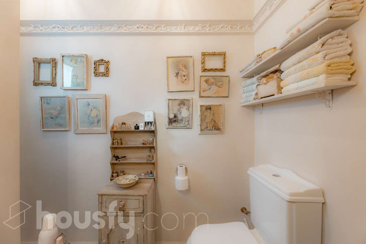 Housfy vende 🏡 amplia casa ubicada en Vallirana, la cuál consta de 272m2 (194m2 verificados con la Dirección General de Catastro y 78m2 actualmente en tramite de regularización documental). Construida en el año: 1992. Distribución de estancias -Salón-comedor -3 Baños -Cocina equipada -1 suite con bañera redonda y armario-vestidor -3 habitaciones dobles -2 habitaciones simples -3 baños (1 en suite) -biblioteca -sala de plancha -lavadero independiente con descalcificadora -concepto abierto a 3 niveles -porche cerrado -amplia sala polivalente ideal para bodega -barbacoa Características específicas -Cédula de habitabilidad -Trastero -Calefacción -Puerta blindada -Terraza -Jardín privado -1 Plaza de garaje Zona y entorno Respecto a la ubicación, se sitúa en Vallirana, municipio de Barcelona. Esta propiedad se encuentra cerca de transporte público, colegios, supermercados y farmacias. Aviso legal El precio de venta no incluye gastos de la compraventa como notaría, registro, impuestos, ni tampoco honorarios agencia. Esta publicación no es vinculante. Consulta siempre la nota simple con Housfy antes de formalizar la compraventa. Sobre nosotros Housfy es la plataforma integral de servicios inmobiliarios. Nuestra combinación de expertos y tecnología pone al alcance de todo el mundo servicios cómodos, claros y seguros. AICAT número: 7922. Nos encargamos de la gestión y asesoramiento de la compra. ¡Olvídate de todo! Hacemos los trámites por ti. Y, si además necesitas financiación, ponemos a tu disposición un bróker hipotecario para ayudarte a conseguir las mejores condiciones para tu perfil económico. ¿Quieres visitarla? Contacta con Housfy y agenda tu visita sin compromiso. Más información en: housfy.com En cumplimiento de la Ley 8/2026 en Cataluña, el certificado de presencia o ausencia de amianto se encuentra en proceso de tramitación.-31