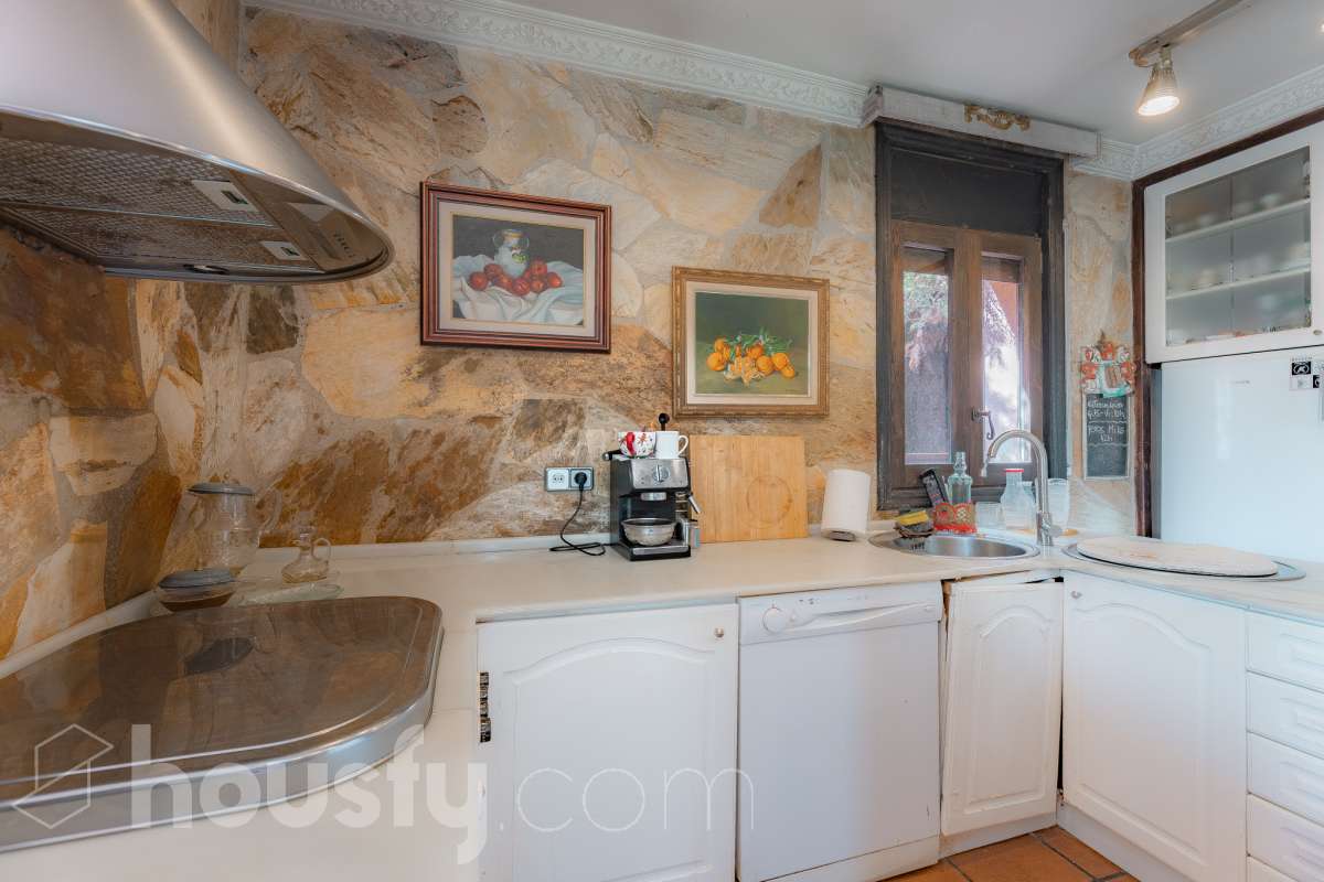 Housfy vende 🏡 amplia casa ubicada en Vallirana, la cuál consta de 272m2 (194m2 verificados con la Dirección General de Catastro y 78m2 actualmente en tramite de regularización documental). Construida en el año: 1992. Distribución de estancias -Salón-comedor -3 Baños -Cocina equipada -1 suite con bañera redonda y armario-vestidor -3 habitaciones dobles -2 habitaciones simples -3 baños (1 en suite) -biblioteca -sala de plancha -lavadero independiente con descalcificadora -concepto abierto a 3 niveles -porche cerrado -amplia sala polivalente ideal para bodega -barbacoa Características específicas -Cédula de habitabilidad -Trastero -Calefacción -Puerta blindada -Terraza -Jardín privado -1 Plaza de garaje Zona y entorno Respecto a la ubicación, se sitúa en Vallirana, municipio de Barcelona. Esta propiedad se encuentra cerca de transporte público, colegios, supermercados y farmacias. Aviso legal El precio de venta no incluye gastos de la compraventa como notaría, registro, impuestos, ni tampoco honorarios agencia. Esta publicación no es vinculante. Consulta siempre la nota simple con Housfy antes de formalizar la compraventa. Sobre nosotros Housfy es la plataforma integral de servicios inmobiliarios. Nuestra combinación de expertos y tecnología pone al alcance de todo el mundo servicios cómodos, claros y seguros. AICAT número: 7922. Nos encargamos de la gestión y asesoramiento de la compra. ¡Olvídate de todo! Hacemos los trámites por ti. Y, si además necesitas financiación, ponemos a tu disposición un bróker hipotecario para ayudarte a conseguir las mejores condiciones para tu perfil económico. ¿Quieres visitarla? Contacta con Housfy y agenda tu visita sin compromiso. Más información en: housfy.com En cumplimiento de la Ley 8/2026 en Cataluña, el certificado de presencia o ausencia de amianto se encuentra en proceso de tramitación.-28