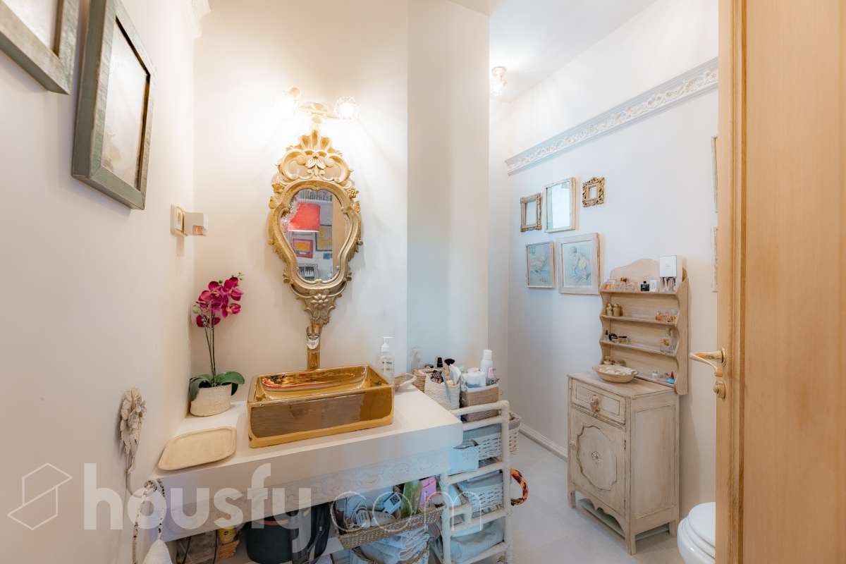 Housfy vende 🏡 amplia casa ubicada en Vallirana, la cuál consta de 272m2 (194m2 verificados con la Dirección General de Catastro y 78m2 actualmente en tramite de regularización documental). Construida en el año: 1992. Distribución de estancias -Salón-comedor -3 Baños -Cocina equipada -1 suite con bañera redonda y armario-vestidor -3 habitaciones dobles -2 habitaciones simples -3 baños (1 en suite) -biblioteca -sala de plancha -lavadero independiente con descalcificadora -concepto abierto a 3 niveles -porche cerrado -amplia sala polivalente ideal para bodega -barbacoa Características específicas -Cédula de habitabilidad -Trastero -Calefacción -Puerta blindada -Terraza -Jardín privado -1 Plaza de garaje Zona y entorno Respecto a la ubicación, se sitúa en Vallirana, municipio de Barcelona. Esta propiedad se encuentra cerca de transporte público, colegios, supermercados y farmacias. Aviso legal El precio de venta no incluye gastos de la compraventa como notaría, registro, impuestos, ni tampoco honorarios agencia. Esta publicación no es vinculante. Consulta siempre la nota simple con Housfy antes de formalizar la compraventa. Sobre nosotros Housfy es la plataforma integral de servicios inmobiliarios. Nuestra combinación de expertos y tecnología pone al alcance de todo el mundo servicios cómodos, claros y seguros. AICAT número: 7922. Nos encargamos de la gestión y asesoramiento de la compra. ¡Olvídate de todo! Hacemos los trámites por ti. Y, si además necesitas financiación, ponemos a tu disposición un bróker hipotecario para ayudarte a conseguir las mejores condiciones para tu perfil económico. ¿Quieres visitarla? Contacta con Housfy y agenda tu visita sin compromiso. Más información en: housfy.com En cumplimiento de la Ley 8/2026 en Cataluña, el certificado de presencia o ausencia de amianto se encuentra en proceso de tramitación.-30