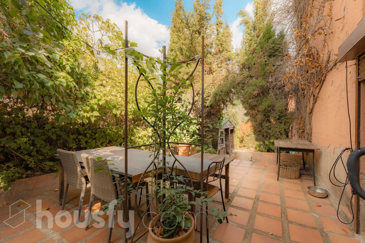 Housfy vende 🏡 amplia casa ubicada en Vallirana, la cuál consta de 272m2 (194m2 verificados con la Dirección General de Catastro y 78m2 actualmente en tramite de regularización documental). Construida en el año: 1992. Distribución de estancias -Salón-comedor -3 Baños -Cocina equipada -1 suite con bañera redonda y armario-vestidor -3 habitaciones dobles -2 habitaciones simples -3 baños (1 en suite) -biblioteca -sala de plancha -lavadero independiente con descalcificadora -concepto abierto a 3 niveles -porche cerrado -amplia sala polivalente ideal para bodega -barbacoa Características específicas -Cédula de habitabilidad -Trastero -Calefacción -Puerta blindada -Terraza -Jardín privado -1 Plaza de garaje Zona y entorno Respecto a la ubicación, se sitúa en Vallirana, municipio de Barcelona. Esta propiedad se encuentra cerca de transporte público, colegios, supermercados y farmacias. Aviso legal El precio de venta no incluye gastos de la compraventa como notaría, registro, impuestos, ni tampoco honorarios agencia. Esta publicación no es vinculante. Consulta siempre la nota simple con Housfy antes de formalizar la compraventa. Sobre nosotros Housfy es la plataforma integral de servicios inmobiliarios. Nuestra combinación de expertos y tecnología pone al alcance de todo el mundo servicios cómodos, claros y seguros. AICAT número: 7922. Nos encargamos de la gestión y asesoramiento de la compra. ¡Olvídate de todo! Hacemos los trámites por ti. Y, si además necesitas financiación, ponemos a tu disposición un bróker hipotecario para ayudarte a conseguir las mejores condiciones para tu perfil económico. ¿Quieres visitarla? Contacta con Housfy y agenda tu visita sin compromiso. Más información en: housfy.com En cumplimiento de la Ley 8/2026 en Cataluña, el certificado de presencia o ausencia de amianto se encuentra en proceso de tramitación.-41