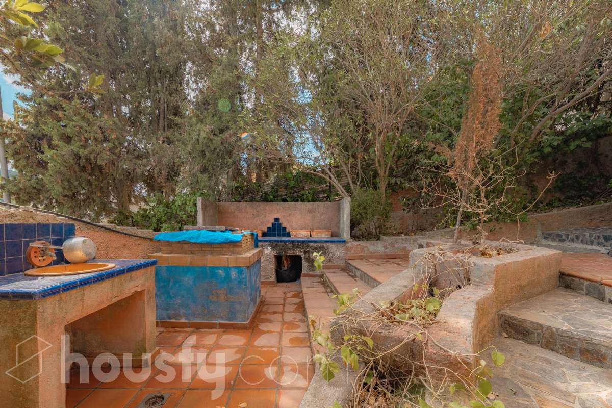 Housfy vende 🏡 amplia casa ubicada en Vallirana, la cuál consta de 272m2 (194m2 verificados con la Dirección General de Catastro y 78m2 actualmente en tramite de regularización documental). Construida en el año: 1992. Distribución de estancias -Salón-comedor -3 Baños -Cocina equipada -1 suite con bañera redonda y armario-vestidor -3 habitaciones dobles -2 habitaciones simples -3 baños (1 en suite) -biblioteca -sala de plancha -lavadero independiente con descalcificadora -concepto abierto a 3 niveles -porche cerrado -amplia sala polivalente ideal para bodega -barbacoa Características específicas -Cédula de habitabilidad -Trastero -Calefacción -Puerta blindada -Terraza -Jardín privado -1 Plaza de garaje Zona y entorno Respecto a la ubicación, se sitúa en Vallirana, municipio de Barcelona. Esta propiedad se encuentra cerca de transporte público, colegios, supermercados y farmacias. Aviso legal El precio de venta no incluye gastos de la compraventa como notaría, registro, impuestos, ni tampoco honorarios agencia. Esta publicación no es vinculante. Consulta siempre la nota simple con Housfy antes de formalizar la compraventa. Sobre nosotros Housfy es la plataforma integral de servicios inmobiliarios. Nuestra combinación de expertos y tecnología pone al alcance de todo el mundo servicios cómodos, claros y seguros. AICAT número: 7922. Nos encargamos de la gestión y asesoramiento de la compra. ¡Olvídate de todo! Hacemos los trámites por ti. Y, si además necesitas financiación, ponemos a tu disposición un bróker hipotecario para ayudarte a conseguir las mejores condiciones para tu perfil económico. ¿Quieres visitarla? Contacta con Housfy y agenda tu visita sin compromiso. Más información en: housfy.com En cumplimiento de la Ley 8/2026 en Cataluña, el certificado de presencia o ausencia de amianto se encuentra en proceso de tramitación.-51