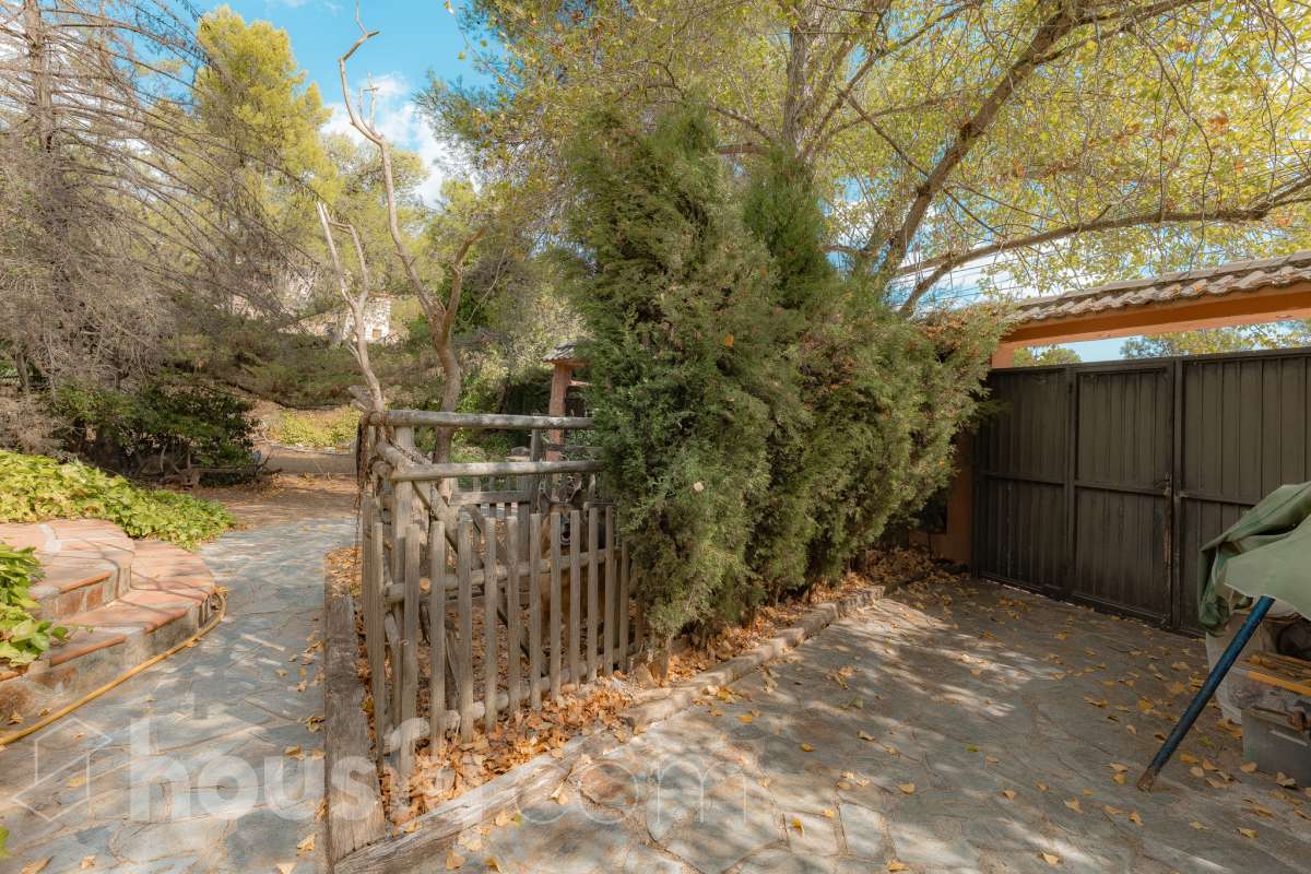 Housfy vende 🏡 amplia casa ubicada en Vallirana, la cuál consta de 272m2 (194m2 verificados con la Dirección General de Catastro y 78m2 actualmente en tramite de regularización documental). Construida en el año: 1992. Distribución de estancias -Salón-comedor -3 Baños -Cocina equipada -1 suite con bañera redonda y armario-vestidor -3 habitaciones dobles -2 habitaciones simples -3 baños (1 en suite) -biblioteca -sala de plancha -lavadero independiente con descalcificadora -concepto abierto a 3 niveles -porche cerrado -amplia sala polivalente ideal para bodega -barbacoa Características específicas -Cédula de habitabilidad -Trastero -Calefacción -Puerta blindada -Terraza -Jardín privado -1 Plaza de garaje Zona y entorno Respecto a la ubicación, se sitúa en Vallirana, municipio de Barcelona. Esta propiedad se encuentra cerca de transporte público, colegios, supermercados y farmacias. Aviso legal El precio de venta no incluye gastos de la compraventa como notaría, registro, impuestos, ni tampoco honorarios agencia. Esta publicación no es vinculante. Consulta siempre la nota simple con Housfy antes de formalizar la compraventa. Sobre nosotros Housfy es la plataforma integral de servicios inmobiliarios. Nuestra combinación de expertos y tecnología pone al alcance de todo el mundo servicios cómodos, claros y seguros. AICAT número: 7922. Nos encargamos de la gestión y asesoramiento de la compra. ¡Olvídate de todo! Hacemos los trámites por ti. Y, si además necesitas financiación, ponemos a tu disposición un bróker hipotecario para ayudarte a conseguir las mejores condiciones para tu perfil económico. ¿Quieres visitarla? Contacta con Housfy y agenda tu visita sin compromiso. Más información en: housfy.com En cumplimiento de la Ley 8/2026 en Cataluña, el certificado de presencia o ausencia de amianto se encuentra en proceso de tramitación.-57