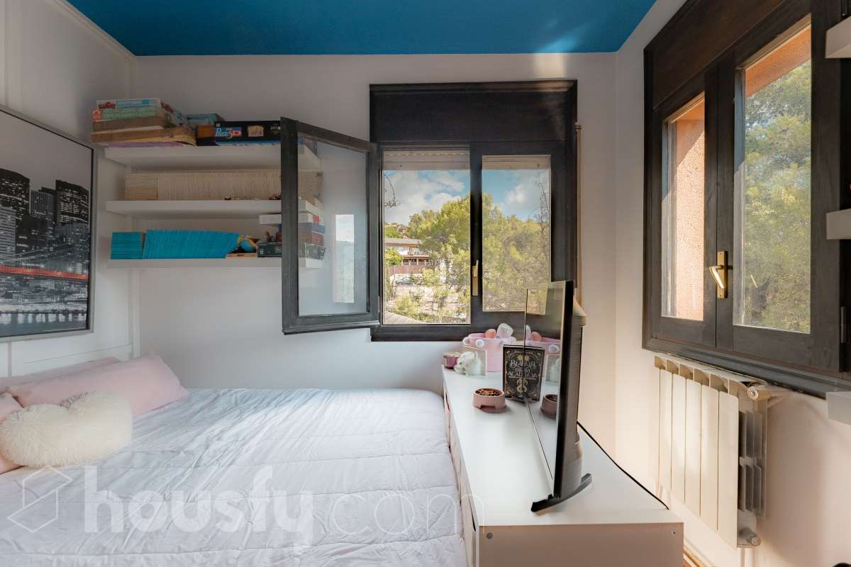 Housfy vende 🏡 amplia casa ubicada en Vallirana, la cuál consta de 272m2 (194m2 verificados con la Dirección General de Catastro y 78m2 actualmente en tramite de regularización documental). Construida en el año: 1992. Distribución de estancias -Salón-comedor -3 Baños -Cocina equipada -1 suite con bañera redonda y armario-vestidor -3 habitaciones dobles -2 habitaciones simples -3 baños (1 en suite) -biblioteca -sala de plancha -lavadero independiente con descalcificadora -concepto abierto a 3 niveles -porche cerrado -amplia sala polivalente ideal para bodega -barbacoa Características específicas -Cédula de habitabilidad -Trastero -Calefacción -Puerta blindada -Terraza -Jardín privado -1 Plaza de garaje Zona y entorno Respecto a la ubicación, se sitúa en Vallirana, municipio de Barcelona. Esta propiedad se encuentra cerca de transporte público, colegios, supermercados y farmacias. Aviso legal El precio de venta no incluye gastos de la compraventa como notaría, registro, impuestos, ni tampoco honorarios agencia. Esta publicación no es vinculante. Consulta siempre la nota simple con Housfy antes de formalizar la compraventa. Sobre nosotros Housfy es la plataforma integral de servicios inmobiliarios. Nuestra combinación de expertos y tecnología pone al alcance de todo el mundo servicios cómodos, claros y seguros. AICAT número: 7922. Nos encargamos de la gestión y asesoramiento de la compra. ¡Olvídate de todo! Hacemos los trámites por ti. Y, si además necesitas financiación, ponemos a tu disposición un bróker hipotecario para ayudarte a conseguir las mejores condiciones para tu perfil económico. ¿Quieres visitarla? Contacta con Housfy y agenda tu visita sin compromiso. Más información en: housfy.com En cumplimiento de la Ley 8/2026 en Cataluña, el certificado de presencia o ausencia de amianto se encuentra en proceso de tramitación.-16