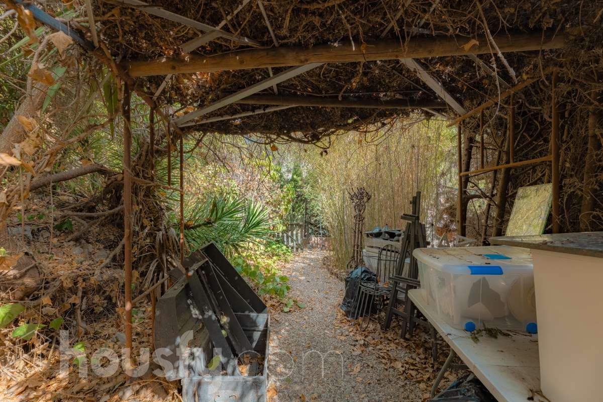 Housfy vende 🏡 amplia casa ubicada en Vallirana, la cuál consta de 272m2 (194m2 verificados con la Dirección General de Catastro y 78m2 actualmente en tramite de regularización documental). Construida en el año: 1992. Distribución de estancias -Salón-comedor -3 Baños -Cocina equipada -1 suite con bañera redonda y armario-vestidor -3 habitaciones dobles -2 habitaciones simples -3 baños (1 en suite) -biblioteca -sala de plancha -lavadero independiente con descalcificadora -concepto abierto a 3 niveles -porche cerrado -amplia sala polivalente ideal para bodega -barbacoa Características específicas -Cédula de habitabilidad -Trastero -Calefacción -Puerta blindada -Terraza -Jardín privado -1 Plaza de garaje Zona y entorno Respecto a la ubicación, se sitúa en Vallirana, municipio de Barcelona. Esta propiedad se encuentra cerca de transporte público, colegios, supermercados y farmacias. Aviso legal El precio de venta no incluye gastos de la compraventa como notaría, registro, impuestos, ni tampoco honorarios agencia. Esta publicación no es vinculante. Consulta siempre la nota simple con Housfy antes de formalizar la compraventa. Sobre nosotros Housfy es la plataforma integral de servicios inmobiliarios. Nuestra combinación de expertos y tecnología pone al alcance de todo el mundo servicios cómodos, claros y seguros. AICAT número: 7922. Nos encargamos de la gestión y asesoramiento de la compra. ¡Olvídate de todo! Hacemos los trámites por ti. Y, si además necesitas financiación, ponemos a tu disposición un bróker hipotecario para ayudarte a conseguir las mejores condiciones para tu perfil económico. ¿Quieres visitarla? Contacta con Housfy y agenda tu visita sin compromiso. Más información en: housfy.com En cumplimiento de la Ley 8/2026 en Cataluña, el certificado de presencia o ausencia de amianto se encuentra en proceso de tramitación.-52