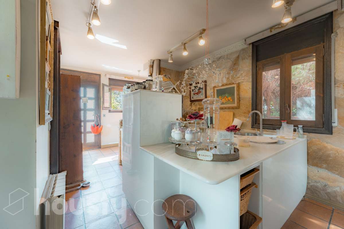 Housfy vende 🏡 amplia casa ubicada en Vallirana, la cuál consta de 272m2 (194m2 verificados con la Dirección General de Catastro y 78m2 actualmente en tramite de regularización documental). Construida en el año: 1992. Distribución de estancias -Salón-comedor -3 Baños -Cocina equipada -1 suite con bañera redonda y armario-vestidor -3 habitaciones dobles -2 habitaciones simples -3 baños (1 en suite) -biblioteca -sala de plancha -lavadero independiente con descalcificadora -concepto abierto a 3 niveles -porche cerrado -amplia sala polivalente ideal para bodega -barbacoa Características específicas -Cédula de habitabilidad -Trastero -Calefacción -Puerta blindada -Terraza -Jardín privado -1 Plaza de garaje Zona y entorno Respecto a la ubicación, se sitúa en Vallirana, municipio de Barcelona. Esta propiedad se encuentra cerca de transporte público, colegios, supermercados y farmacias. Aviso legal El precio de venta no incluye gastos de la compraventa como notaría, registro, impuestos, ni tampoco honorarios agencia. Esta publicación no es vinculante. Consulta siempre la nota simple con Housfy antes de formalizar la compraventa. Sobre nosotros Housfy es la plataforma integral de servicios inmobiliarios. Nuestra combinación de expertos y tecnología pone al alcance de todo el mundo servicios cómodos, claros y seguros. AICAT número: 7922. Nos encargamos de la gestión y asesoramiento de la compra. ¡Olvídate de todo! Hacemos los trámites por ti. Y, si además necesitas financiación, ponemos a tu disposición un bróker hipotecario para ayudarte a conseguir las mejores condiciones para tu perfil económico. ¿Quieres visitarla? Contacta con Housfy y agenda tu visita sin compromiso. Más información en: housfy.com En cumplimiento de la Ley 8/2026 en Cataluña, el certificado de presencia o ausencia de amianto se encuentra en proceso de tramitación.-25