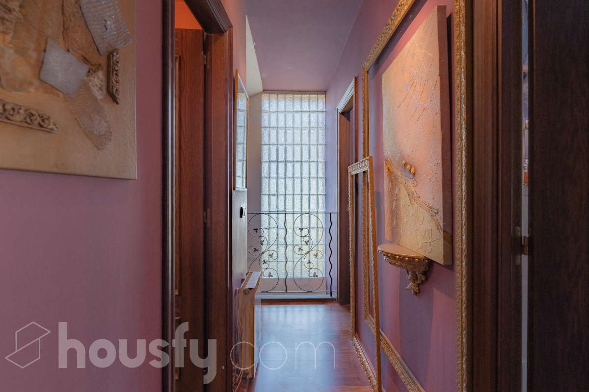 Housfy vende 🏡 amplia casa ubicada en Vallirana, la cuál consta de 272m2 (194m2 verificados con la Dirección General de Catastro y 78m2 actualmente en tramite de regularización documental). Construida en el año: 1992. Distribución de estancias -Salón-comedor -3 Baños -Cocina equipada -1 suite con bañera redonda y armario-vestidor -3 habitaciones dobles -2 habitaciones simples -3 baños (1 en suite) -biblioteca -sala de plancha -lavadero independiente con descalcificadora -concepto abierto a 3 niveles -porche cerrado -amplia sala polivalente ideal para bodega -barbacoa Características específicas -Cédula de habitabilidad -Trastero -Calefacción -Puerta blindada -Terraza -Jardín privado -1 Plaza de garaje Zona y entorno Respecto a la ubicación, se sitúa en Vallirana, municipio de Barcelona. Esta propiedad se encuentra cerca de transporte público, colegios, supermercados y farmacias. Aviso legal El precio de venta no incluye gastos de la compraventa como notaría, registro, impuestos, ni tampoco honorarios agencia. Esta publicación no es vinculante. Consulta siempre la nota simple con Housfy antes de formalizar la compraventa. Sobre nosotros Housfy es la plataforma integral de servicios inmobiliarios. Nuestra combinación de expertos y tecnología pone al alcance de todo el mundo servicios cómodos, claros y seguros. AICAT número: 7922. Nos encargamos de la gestión y asesoramiento de la compra. ¡Olvídate de todo! Hacemos los trámites por ti. Y, si además necesitas financiación, ponemos a tu disposición un bróker hipotecario para ayudarte a conseguir las mejores condiciones para tu perfil económico. ¿Quieres visitarla? Contacta con Housfy y agenda tu visita sin compromiso. Más información en: housfy.com En cumplimiento de la Ley 8/2026 en Cataluña, el certificado de presencia o ausencia de amianto se encuentra en proceso de tramitación.-59