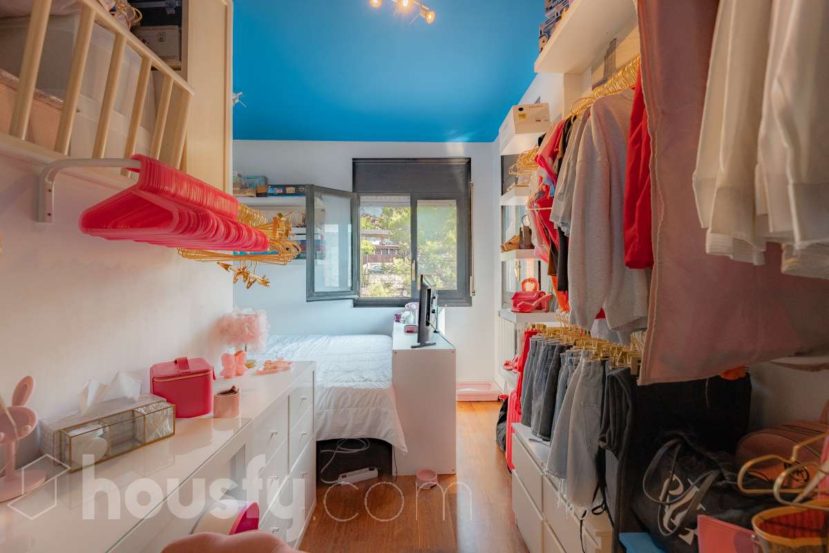 Housfy vende 🏡 amplia casa ubicada en Vallirana, la cuál consta de 272m2 (194m2 verificados con la Dirección General de Catastro y 78m2 actualmente en tramite de regularización documental). Construida en el año: 1992. Distribución de estancias -Salón-comedor -3 Baños -Cocina equipada -1 suite con bañera redonda y armario-vestidor -3 habitaciones dobles -2 habitaciones simples -3 baños (1 en suite) -biblioteca -sala de plancha -lavadero independiente con descalcificadora -concepto abierto a 3 niveles -porche cerrado -amplia sala polivalente ideal para bodega -barbacoa Características específicas -Cédula de habitabilidad -Trastero -Calefacción -Puerta blindada -Terraza -Jardín privado -1 Plaza de garaje Zona y entorno Respecto a la ubicación, se sitúa en Vallirana, municipio de Barcelona. Esta propiedad se encuentra cerca de transporte público, colegios, supermercados y farmacias. Aviso legal El precio de venta no incluye gastos de la compraventa como notaría, registro, impuestos, ni tampoco honorarios agencia. Esta publicación no es vinculante. Consulta siempre la nota simple con Housfy antes de formalizar la compraventa. Sobre nosotros Housfy es la plataforma integral de servicios inmobiliarios. Nuestra combinación de expertos y tecnología pone al alcance de todo el mundo servicios cómodos, claros y seguros. AICAT número: 7922. Nos encargamos de la gestión y asesoramiento de la compra. ¡Olvídate de todo! Hacemos los trámites por ti. Y, si además necesitas financiación, ponemos a tu disposición un bróker hipotecario para ayudarte a conseguir las mejores condiciones para tu perfil económico. ¿Quieres visitarla? Contacta con Housfy y agenda tu visita sin compromiso. Más información en: housfy.com En cumplimiento de la Ley 8/2026 en Cataluña, el certificado de presencia o ausencia de amianto se encuentra en proceso de tramitación.-14