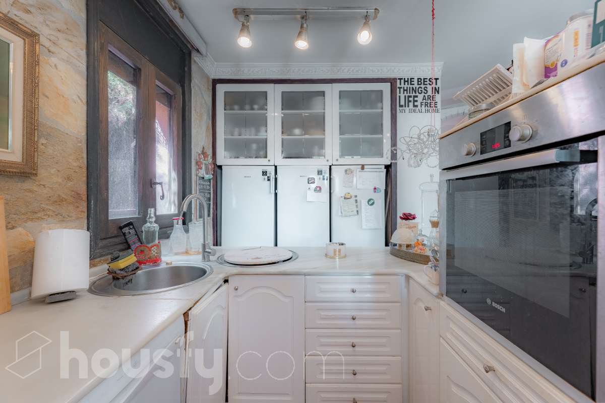 Housfy vende 🏡 amplia casa ubicada en Vallirana, la cuál consta de 272m2 (194m2 verificados con la Dirección General de Catastro y 78m2 actualmente en tramite de regularización documental). Construida en el año: 1992. Distribución de estancias -Salón-comedor -3 Baños -Cocina equipada -1 suite con bañera redonda y armario-vestidor -3 habitaciones dobles -2 habitaciones simples -3 baños (1 en suite) -biblioteca -sala de plancha -lavadero independiente con descalcificadora -concepto abierto a 3 niveles -porche cerrado -amplia sala polivalente ideal para bodega -barbacoa Características específicas -Cédula de habitabilidad -Trastero -Calefacción -Puerta blindada -Terraza -Jardín privado -1 Plaza de garaje Zona y entorno Respecto a la ubicación, se sitúa en Vallirana, municipio de Barcelona. Esta propiedad se encuentra cerca de transporte público, colegios, supermercados y farmacias. Aviso legal El precio de venta no incluye gastos de la compraventa como notaría, registro, impuestos, ni tampoco honorarios agencia. Esta publicación no es vinculante. Consulta siempre la nota simple con Housfy antes de formalizar la compraventa. Sobre nosotros Housfy es la plataforma integral de servicios inmobiliarios. Nuestra combinación de expertos y tecnología pone al alcance de todo el mundo servicios cómodos, claros y seguros. AICAT número: 7922. Nos encargamos de la gestión y asesoramiento de la compra. ¡Olvídate de todo! Hacemos los trámites por ti. Y, si además necesitas financiación, ponemos a tu disposición un bróker hipotecario para ayudarte a conseguir las mejores condiciones para tu perfil económico. ¿Quieres visitarla? Contacta con Housfy y agenda tu visita sin compromiso. Más información en: housfy.com En cumplimiento de la Ley 8/2026 en Cataluña, el certificado de presencia o ausencia de amianto se encuentra en proceso de tramitación.-29