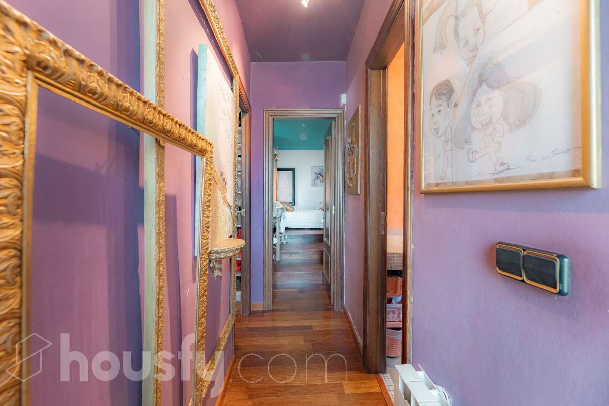Housfy vende 🏡 amplia casa ubicada en Vallirana, la cuál consta de 272m2 (194m2 verificados con la Dirección General de Catastro y 78m2 actualmente en tramite de regularización documental). Construida en el año: 1992. Distribución de estancias -Salón-comedor -3 Baños -Cocina equipada -1 suite con bañera redonda y armario-vestidor -3 habitaciones dobles -2 habitaciones simples -3 baños (1 en suite) -biblioteca -sala de plancha -lavadero independiente con descalcificadora -concepto abierto a 3 niveles -porche cerrado -amplia sala polivalente ideal para bodega -barbacoa Características específicas -Cédula de habitabilidad -Trastero -Calefacción -Puerta blindada -Terraza -Jardín privado -1 Plaza de garaje Zona y entorno Respecto a la ubicación, se sitúa en Vallirana, municipio de Barcelona. Esta propiedad se encuentra cerca de transporte público, colegios, supermercados y farmacias. Aviso legal El precio de venta no incluye gastos de la compraventa como notaría, registro, impuestos, ni tampoco honorarios agencia. Esta publicación no es vinculante. Consulta siempre la nota simple con Housfy antes de formalizar la compraventa. Sobre nosotros Housfy es la plataforma integral de servicios inmobiliarios. Nuestra combinación de expertos y tecnología pone al alcance de todo el mundo servicios cómodos, claros y seguros. AICAT número: 7922. Nos encargamos de la gestión y asesoramiento de la compra. ¡Olvídate de todo! Hacemos los trámites por ti. Y, si además necesitas financiación, ponemos a tu disposición un bróker hipotecario para ayudarte a conseguir las mejores condiciones para tu perfil económico. ¿Quieres visitarla? Contacta con Housfy y agenda tu visita sin compromiso. Más información en: housfy.com En cumplimiento de la Ley 8/2026 en Cataluña, el certificado de presencia o ausencia de amianto se encuentra en proceso de tramitación.-58