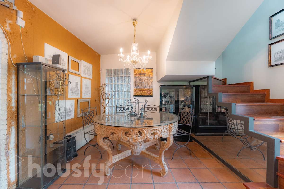 Housfy vende 🏡 amplia casa ubicada en Vallirana, la cuál consta de 272m2 (194m2 verificados con la Dirección General de Catastro y 78m2 actualmente en tramite de regularización documental). Construida en el año: 1992. Distribución de estancias -Salón-comedor -3 Baños -Cocina equipada -1 suite con bañera redonda y armario-vestidor -3 habitaciones dobles -2 habitaciones simples -3 baños (1 en suite) -biblioteca -sala de plancha -lavadero independiente con descalcificadora -concepto abierto a 3 niveles -porche cerrado -amplia sala polivalente ideal para bodega -barbacoa Características específicas -Cédula de habitabilidad -Trastero -Calefacción -Puerta blindada -Terraza -Jardín privado -1 Plaza de garaje Zona y entorno Respecto a la ubicación, se sitúa en Vallirana, municipio de Barcelona. Esta propiedad se encuentra cerca de transporte público, colegios, supermercados y farmacias. Aviso legal El precio de venta no incluye gastos de la compraventa como notaría, registro, impuestos, ni tampoco honorarios agencia. Esta publicación no es vinculante. Consulta siempre la nota simple con Housfy antes de formalizar la compraventa. Sobre nosotros Housfy es la plataforma integral de servicios inmobiliarios. Nuestra combinación de expertos y tecnología pone al alcance de todo el mundo servicios cómodos, claros y seguros. AICAT número: 7922. Nos encargamos de la gestión y asesoramiento de la compra. ¡Olvídate de todo! Hacemos los trámites por ti. Y, si además necesitas financiación, ponemos a tu disposición un bróker hipotecario para ayudarte a conseguir las mejores condiciones para tu perfil económico. ¿Quieres visitarla? Contacta con Housfy y agenda tu visita sin compromiso. Más información en: housfy.com En cumplimiento de la Ley 8/2026 en Cataluña, el certificado de presencia o ausencia de amianto se encuentra en proceso de tramitación.-4