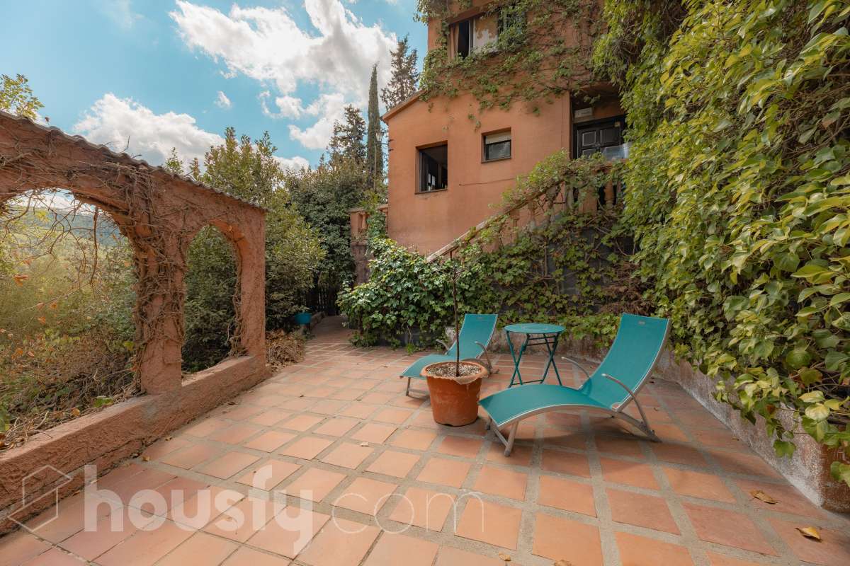 Housfy vende 🏡 amplia casa ubicada en Vallirana, la cuál consta de 272m2 (194m2 verificados con la Dirección General de Catastro y 78m2 actualmente en tramite de regularización documental). Construida en el año: 1992. Distribución de estancias -Salón-comedor -3 Baños -Cocina equipada -1 suite con bañera redonda y armario-vestidor -3 habitaciones dobles -2 habitaciones simples -3 baños (1 en suite) -biblioteca -sala de plancha -lavadero independiente con descalcificadora -concepto abierto a 3 niveles -porche cerrado -amplia sala polivalente ideal para bodega -barbacoa Características específicas -Cédula de habitabilidad -Trastero -Calefacción -Puerta blindada -Terraza -Jardín privado -1 Plaza de garaje Zona y entorno Respecto a la ubicación, se sitúa en Vallirana, municipio de Barcelona. Esta propiedad se encuentra cerca de transporte público, colegios, supermercados y farmacias. Aviso legal El precio de venta no incluye gastos de la compraventa como notaría, registro, impuestos, ni tampoco honorarios agencia. Esta publicación no es vinculante. Consulta siempre la nota simple con Housfy antes de formalizar la compraventa. Sobre nosotros Housfy es la plataforma integral de servicios inmobiliarios. Nuestra combinación de expertos y tecnología pone al alcance de todo el mundo servicios cómodos, claros y seguros. AICAT número: 7922. Nos encargamos de la gestión y asesoramiento de la compra. ¡Olvídate de todo! Hacemos los trámites por ti. Y, si además necesitas financiación, ponemos a tu disposición un bróker hipotecario para ayudarte a conseguir las mejores condiciones para tu perfil económico. ¿Quieres visitarla? Contacta con Housfy y agenda tu visita sin compromiso. Más información en: housfy.com En cumplimiento de la Ley 8/2026 en Cataluña, el certificado de presencia o ausencia de amianto se encuentra en proceso de tramitación.-44