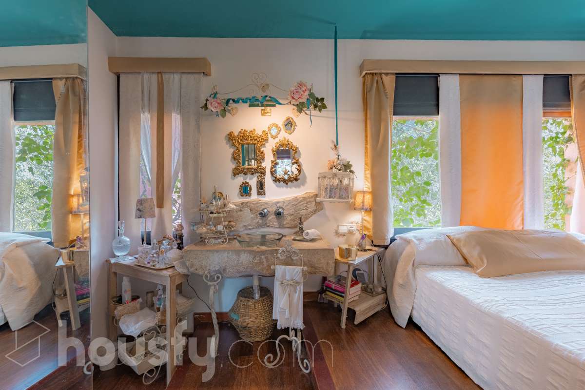 Housfy vende 🏡 amplia casa ubicada en Vallirana, la cuál consta de 272m2 (194m2 verificados con la Dirección General de Catastro y 78m2 actualmente en tramite de regularización documental). Construida en el año: 1992. Distribución de estancias -Salón-comedor -3 Baños -Cocina equipada -1 suite con bañera redonda y armario-vestidor -3 habitaciones dobles -2 habitaciones simples -3 baños (1 en suite) -biblioteca -sala de plancha -lavadero independiente con descalcificadora -concepto abierto a 3 niveles -porche cerrado -amplia sala polivalente ideal para bodega -barbacoa Características específicas -Cédula de habitabilidad -Trastero -Calefacción -Puerta blindada -Terraza -Jardín privado -1 Plaza de garaje Zona y entorno Respecto a la ubicación, se sitúa en Vallirana, municipio de Barcelona. Esta propiedad se encuentra cerca de transporte público, colegios, supermercados y farmacias. Aviso legal El precio de venta no incluye gastos de la compraventa como notaría, registro, impuestos, ni tampoco honorarios agencia. Esta publicación no es vinculante. Consulta siempre la nota simple con Housfy antes de formalizar la compraventa. Sobre nosotros Housfy es la plataforma integral de servicios inmobiliarios. Nuestra combinación de expertos y tecnología pone al alcance de todo el mundo servicios cómodos, claros y seguros. AICAT número: 7922. Nos encargamos de la gestión y asesoramiento de la compra. ¡Olvídate de todo! Hacemos los trámites por ti. Y, si además necesitas financiación, ponemos a tu disposición un bróker hipotecario para ayudarte a conseguir las mejores condiciones para tu perfil económico. ¿Quieres visitarla? Contacta con Housfy y agenda tu visita sin compromiso. Más información en: housfy.com En cumplimiento de la Ley 8/2026 en Cataluña, el certificado de presencia o ausencia de amianto se encuentra en proceso de tramitación.-24