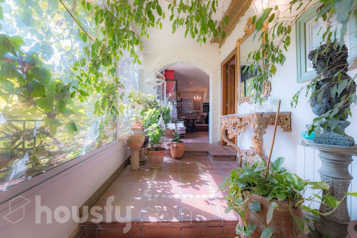 Housfy vende 🏡 amplia casa ubicada en Vallirana, la cuál consta de 272m2 (194m2 verificados con la Dirección General de Catastro y 78m2 actualmente en tramite de regularización documental). Construida en el año: 1992. Distribución de estancias -Salón-comedor -3 Baños -Cocina equipada -1 suite con bañera redonda y armario-vestidor -3 habitaciones dobles -2 habitaciones simples -3 baños (1 en suite) -biblioteca -sala de plancha -lavadero independiente con descalcificadora -concepto abierto a 3 niveles -porche cerrado -amplia sala polivalente ideal para bodega -barbacoa Características específicas -Cédula de habitabilidad -Trastero -Calefacción -Puerta blindada -Terraza -Jardín privado -1 Plaza de garaje Zona y entorno Respecto a la ubicación, se sitúa en Vallirana, municipio de Barcelona. Esta propiedad se encuentra cerca de transporte público, colegios, supermercados y farmacias. Aviso legal El precio de venta no incluye gastos de la compraventa como notaría, registro, impuestos, ni tampoco honorarios agencia. Esta publicación no es vinculante. Consulta siempre la nota simple con Housfy antes de formalizar la compraventa. Sobre nosotros Housfy es la plataforma integral de servicios inmobiliarios. Nuestra combinación de expertos y tecnología pone al alcance de todo el mundo servicios cómodos, claros y seguros. AICAT número: 7922. Nos encargamos de la gestión y asesoramiento de la compra. ¡Olvídate de todo! Hacemos los trámites por ti. Y, si además necesitas financiación, ponemos a tu disposición un bróker hipotecario para ayudarte a conseguir las mejores condiciones para tu perfil económico. ¿Quieres visitarla? Contacta con Housfy y agenda tu visita sin compromiso. Más información en: housfy.com En cumplimiento de la Ley 8/2026 en Cataluña, el certificado de presencia o ausencia de amianto se encuentra en proceso de tramitación.-39