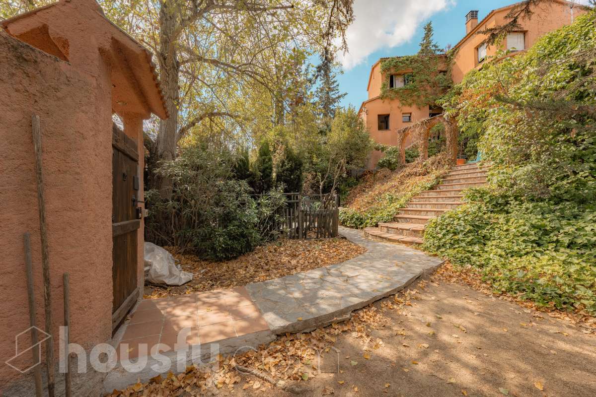 Housfy vende 🏡 amplia casa ubicada en Vallirana, la cuál consta de 272m2 (194m2 verificados con la Dirección General de Catastro y 78m2 actualmente en tramite de regularización documental). Construida en el año: 1992. Distribución de estancias -Salón-comedor -3 Baños -Cocina equipada -1 suite con bañera redonda y armario-vestidor -3 habitaciones dobles -2 habitaciones simples -3 baños (1 en suite) -biblioteca -sala de plancha -lavadero independiente con descalcificadora -concepto abierto a 3 niveles -porche cerrado -amplia sala polivalente ideal para bodega -barbacoa Características específicas -Cédula de habitabilidad -Trastero -Calefacción -Puerta blindada -Terraza -Jardín privado -1 Plaza de garaje Zona y entorno Respecto a la ubicación, se sitúa en Vallirana, municipio de Barcelona. Esta propiedad se encuentra cerca de transporte público, colegios, supermercados y farmacias. Aviso legal El precio de venta no incluye gastos de la compraventa como notaría, registro, impuestos, ni tampoco honorarios agencia. Esta publicación no es vinculante. Consulta siempre la nota simple con Housfy antes de formalizar la compraventa. Sobre nosotros Housfy es la plataforma integral de servicios inmobiliarios. Nuestra combinación de expertos y tecnología pone al alcance de todo el mundo servicios cómodos, claros y seguros. AICAT número: 7922. Nos encargamos de la gestión y asesoramiento de la compra. ¡Olvídate de todo! Hacemos los trámites por ti. Y, si además necesitas financiación, ponemos a tu disposición un bróker hipotecario para ayudarte a conseguir las mejores condiciones para tu perfil económico. ¿Quieres visitarla? Contacta con Housfy y agenda tu visita sin compromiso. Más información en: housfy.com En cumplimiento de la Ley 8/2026 en Cataluña, el certificado de presencia o ausencia de amianto se encuentra en proceso de tramitación.-43