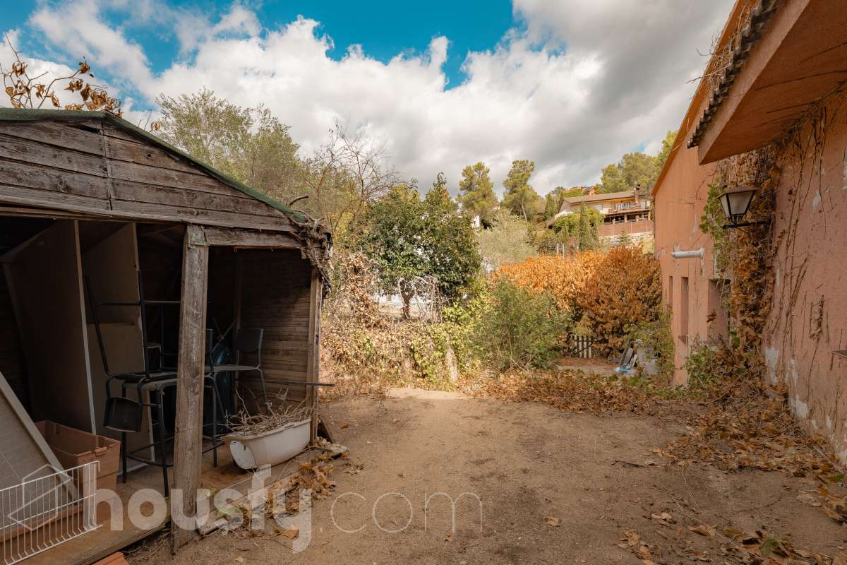 Housfy vende 🏡 amplia casa ubicada en Vallirana, la cuál consta de 272m2 (194m2 verificados con la Dirección General de Catastro y 78m2 actualmente en tramite de regularización documental). Construida en el año: 1992. Distribución de estancias -Salón-comedor -3 Baños -Cocina equipada -1 suite con bañera redonda y armario-vestidor -3 habitaciones dobles -2 habitaciones simples -3 baños (1 en suite) -biblioteca -sala de plancha -lavadero independiente con descalcificadora -concepto abierto a 3 niveles -porche cerrado -amplia sala polivalente ideal para bodega -barbacoa Características específicas -Cédula de habitabilidad -Trastero -Calefacción -Puerta blindada -Terraza -Jardín privado -1 Plaza de garaje Zona y entorno Respecto a la ubicación, se sitúa en Vallirana, municipio de Barcelona. Esta propiedad se encuentra cerca de transporte público, colegios, supermercados y farmacias. Aviso legal El precio de venta no incluye gastos de la compraventa como notaría, registro, impuestos, ni tampoco honorarios agencia. Esta publicación no es vinculante. Consulta siempre la nota simple con Housfy antes de formalizar la compraventa. Sobre nosotros Housfy es la plataforma integral de servicios inmobiliarios. Nuestra combinación de expertos y tecnología pone al alcance de todo el mundo servicios cómodos, claros y seguros. AICAT número: 7922. Nos encargamos de la gestión y asesoramiento de la compra. ¡Olvídate de todo! Hacemos los trámites por ti. Y, si además necesitas financiación, ponemos a tu disposición un bróker hipotecario para ayudarte a conseguir las mejores condiciones para tu perfil económico. ¿Quieres visitarla? Contacta con Housfy y agenda tu visita sin compromiso. Más información en: housfy.com En cumplimiento de la Ley 8/2026 en Cataluña, el certificado de presencia o ausencia de amianto se encuentra en proceso de tramitación.-48