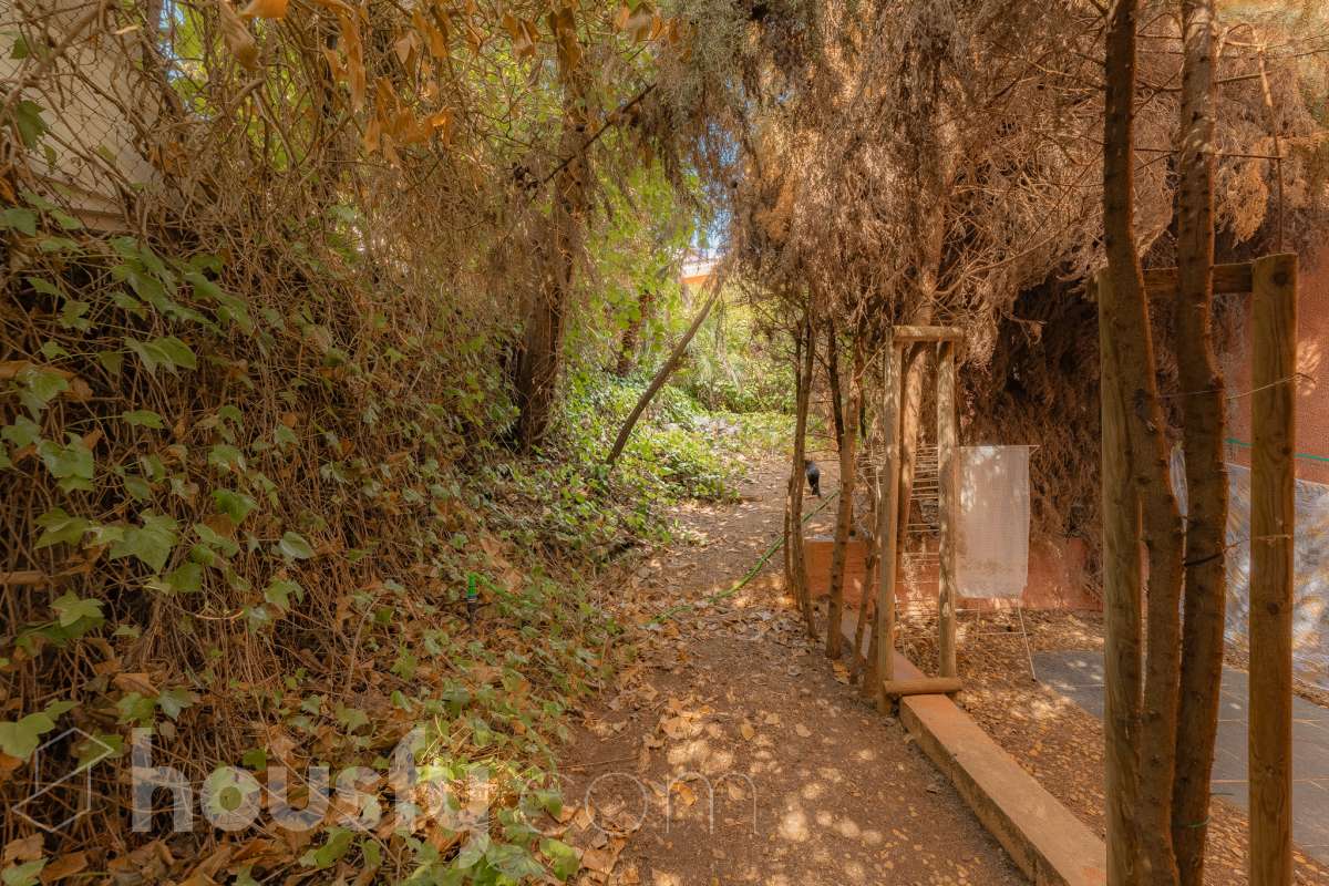 Housfy vende 🏡 amplia casa ubicada en Vallirana, la cuál consta de 272m2 (194m2 verificados con la Dirección General de Catastro y 78m2 actualmente en tramite de regularización documental). Construida en el año: 1992. Distribución de estancias -Salón-comedor -3 Baños -Cocina equipada -1 suite con bañera redonda y armario-vestidor -3 habitaciones dobles -2 habitaciones simples -3 baños (1 en suite) -biblioteca -sala de plancha -lavadero independiente con descalcificadora -concepto abierto a 3 niveles -porche cerrado -amplia sala polivalente ideal para bodega -barbacoa Características específicas -Cédula de habitabilidad -Trastero -Calefacción -Puerta blindada -Terraza -Jardín privado -1 Plaza de garaje Zona y entorno Respecto a la ubicación, se sitúa en Vallirana, municipio de Barcelona. Esta propiedad se encuentra cerca de transporte público, colegios, supermercados y farmacias. Aviso legal El precio de venta no incluye gastos de la compraventa como notaría, registro, impuestos, ni tampoco honorarios agencia. Esta publicación no es vinculante. Consulta siempre la nota simple con Housfy antes de formalizar la compraventa. Sobre nosotros Housfy es la plataforma integral de servicios inmobiliarios. Nuestra combinación de expertos y tecnología pone al alcance de todo el mundo servicios cómodos, claros y seguros. AICAT número: 7922. Nos encargamos de la gestión y asesoramiento de la compra. ¡Olvídate de todo! Hacemos los trámites por ti. Y, si además necesitas financiación, ponemos a tu disposición un bróker hipotecario para ayudarte a conseguir las mejores condiciones para tu perfil económico. ¿Quieres visitarla? Contacta con Housfy y agenda tu visita sin compromiso. Más información en: housfy.com En cumplimiento de la Ley 8/2026 en Cataluña, el certificado de presencia o ausencia de amianto se encuentra en proceso de tramitación.-50