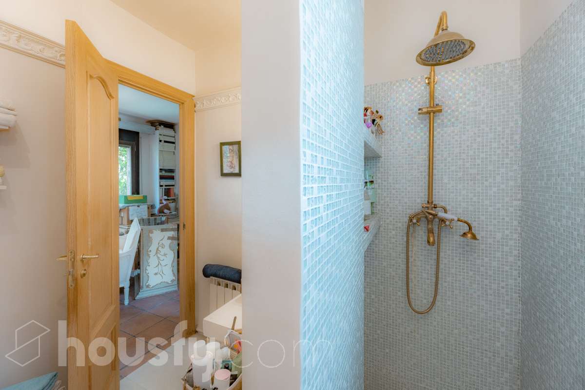Housfy vende 🏡 amplia casa ubicada en Vallirana, la cuál consta de 272m2 (194m2 verificados con la Dirección General de Catastro y 78m2 actualmente en tramite de regularización documental). Construida en el año: 1992. Distribución de estancias -Salón-comedor -3 Baños -Cocina equipada -1 suite con bañera redonda y armario-vestidor -3 habitaciones dobles -2 habitaciones simples -3 baños (1 en suite) -biblioteca -sala de plancha -lavadero independiente con descalcificadora -concepto abierto a 3 niveles -porche cerrado -amplia sala polivalente ideal para bodega -barbacoa Características específicas -Cédula de habitabilidad -Trastero -Calefacción -Puerta blindada -Terraza -Jardín privado -1 Plaza de garaje Zona y entorno Respecto a la ubicación, se sitúa en Vallirana, municipio de Barcelona. Esta propiedad se encuentra cerca de transporte público, colegios, supermercados y farmacias. Aviso legal El precio de venta no incluye gastos de la compraventa como notaría, registro, impuestos, ni tampoco honorarios agencia. Esta publicación no es vinculante. Consulta siempre la nota simple con Housfy antes de formalizar la compraventa. Sobre nosotros Housfy es la plataforma integral de servicios inmobiliarios. Nuestra combinación de expertos y tecnología pone al alcance de todo el mundo servicios cómodos, claros y seguros. AICAT número: 7922. Nos encargamos de la gestión y asesoramiento de la compra. ¡Olvídate de todo! Hacemos los trámites por ti. Y, si además necesitas financiación, ponemos a tu disposición un bróker hipotecario para ayudarte a conseguir las mejores condiciones para tu perfil económico. ¿Quieres visitarla? Contacta con Housfy y agenda tu visita sin compromiso. Más información en: housfy.com En cumplimiento de la Ley 8/2026 en Cataluña, el certificado de presencia o ausencia de amianto se encuentra en proceso de tramitación.-34