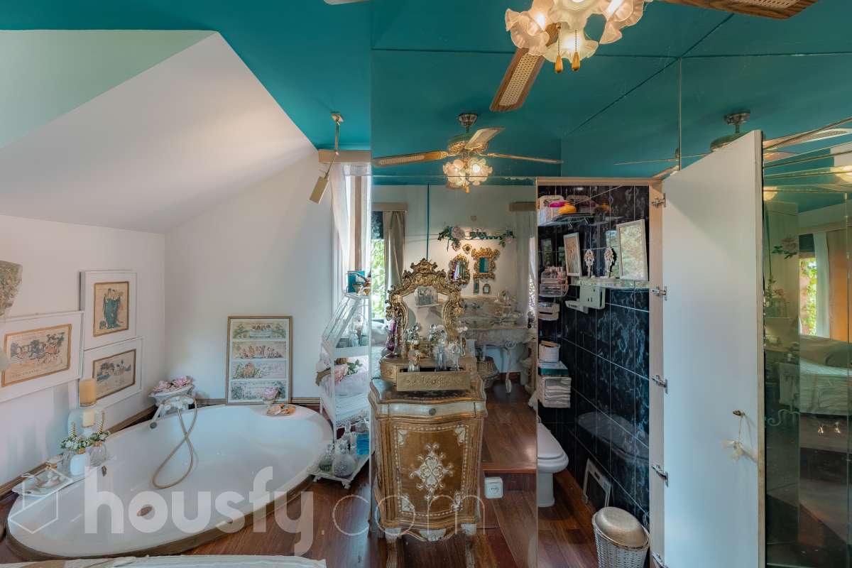 Housfy vende 🏡 amplia casa ubicada en Vallirana, la cuál consta de 272m2 (194m2 verificados con la Dirección General de Catastro y 78m2 actualmente en tramite de regularización documental). Construida en el año: 1992. Distribución de estancias -Salón-comedor -3 Baños -Cocina equipada -1 suite con bañera redonda y armario-vestidor -3 habitaciones dobles -2 habitaciones simples -3 baños (1 en suite) -biblioteca -sala de plancha -lavadero independiente con descalcificadora -concepto abierto a 3 niveles -porche cerrado -amplia sala polivalente ideal para bodega -barbacoa Características específicas -Cédula de habitabilidad -Trastero -Calefacción -Puerta blindada -Terraza -Jardín privado -1 Plaza de garaje Zona y entorno Respecto a la ubicación, se sitúa en Vallirana, municipio de Barcelona. Esta propiedad se encuentra cerca de transporte público, colegios, supermercados y farmacias. Aviso legal El precio de venta no incluye gastos de la compraventa como notaría, registro, impuestos, ni tampoco honorarios agencia. Esta publicación no es vinculante. Consulta siempre la nota simple con Housfy antes de formalizar la compraventa. Sobre nosotros Housfy es la plataforma integral de servicios inmobiliarios. Nuestra combinación de expertos y tecnología pone al alcance de todo el mundo servicios cómodos, claros y seguros. AICAT número: 7922. Nos encargamos de la gestión y asesoramiento de la compra. ¡Olvídate de todo! Hacemos los trámites por ti. Y, si además necesitas financiación, ponemos a tu disposición un bróker hipotecario para ayudarte a conseguir las mejores condiciones para tu perfil económico. ¿Quieres visitarla? Contacta con Housfy y agenda tu visita sin compromiso. Más información en: housfy.com En cumplimiento de la Ley 8/2026 en Cataluña, el certificado de presencia o ausencia de amianto se encuentra en proceso de tramitación.-21