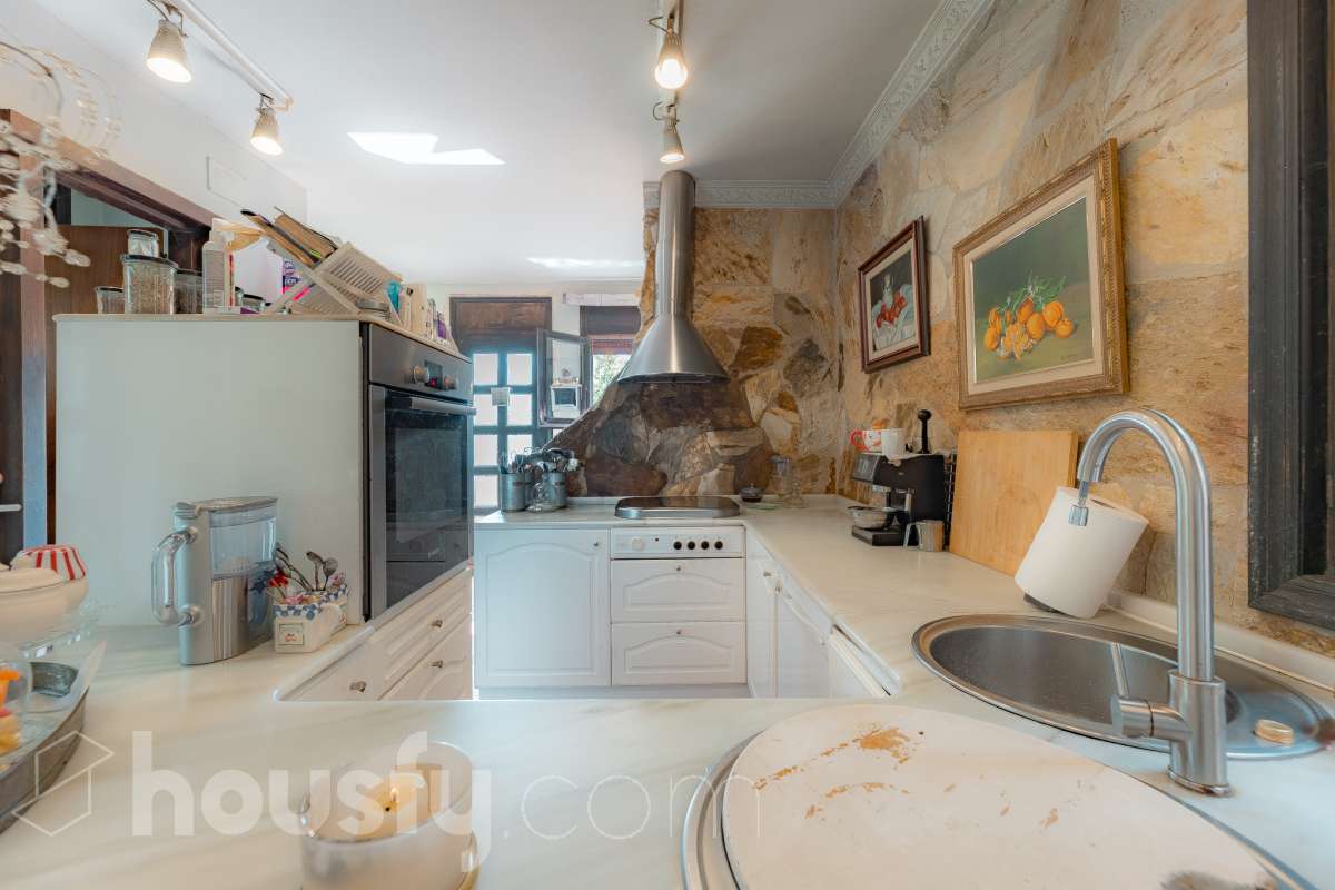 Housfy vende 🏡 amplia casa ubicada en Vallirana, la cuál consta de 272m2 (194m2 verificados con la Dirección General de Catastro y 78m2 actualmente en tramite de regularización documental). Construida en el año: 1992. Distribución de estancias -Salón-comedor -3 Baños -Cocina equipada -1 suite con bañera redonda y armario-vestidor -3 habitaciones dobles -2 habitaciones simples -3 baños (1 en suite) -biblioteca -sala de plancha -lavadero independiente con descalcificadora -concepto abierto a 3 niveles -porche cerrado -amplia sala polivalente ideal para bodega -barbacoa Características específicas -Cédula de habitabilidad -Trastero -Calefacción -Puerta blindada -Terraza -Jardín privado -1 Plaza de garaje Zona y entorno Respecto a la ubicación, se sitúa en Vallirana, municipio de Barcelona. Esta propiedad se encuentra cerca de transporte público, colegios, supermercados y farmacias. Aviso legal El precio de venta no incluye gastos de la compraventa como notaría, registro, impuestos, ni tampoco honorarios agencia. Esta publicación no es vinculante. Consulta siempre la nota simple con Housfy antes de formalizar la compraventa. Sobre nosotros Housfy es la plataforma integral de servicios inmobiliarios. Nuestra combinación de expertos y tecnología pone al alcance de todo el mundo servicios cómodos, claros y seguros. AICAT número: 7922. Nos encargamos de la gestión y asesoramiento de la compra. ¡Olvídate de todo! Hacemos los trámites por ti. Y, si además necesitas financiación, ponemos a tu disposición un bróker hipotecario para ayudarte a conseguir las mejores condiciones para tu perfil económico. ¿Quieres visitarla? Contacta con Housfy y agenda tu visita sin compromiso. Más información en: housfy.com En cumplimiento de la Ley 8/2026 en Cataluña, el certificado de presencia o ausencia de amianto se encuentra en proceso de tramitación.-26