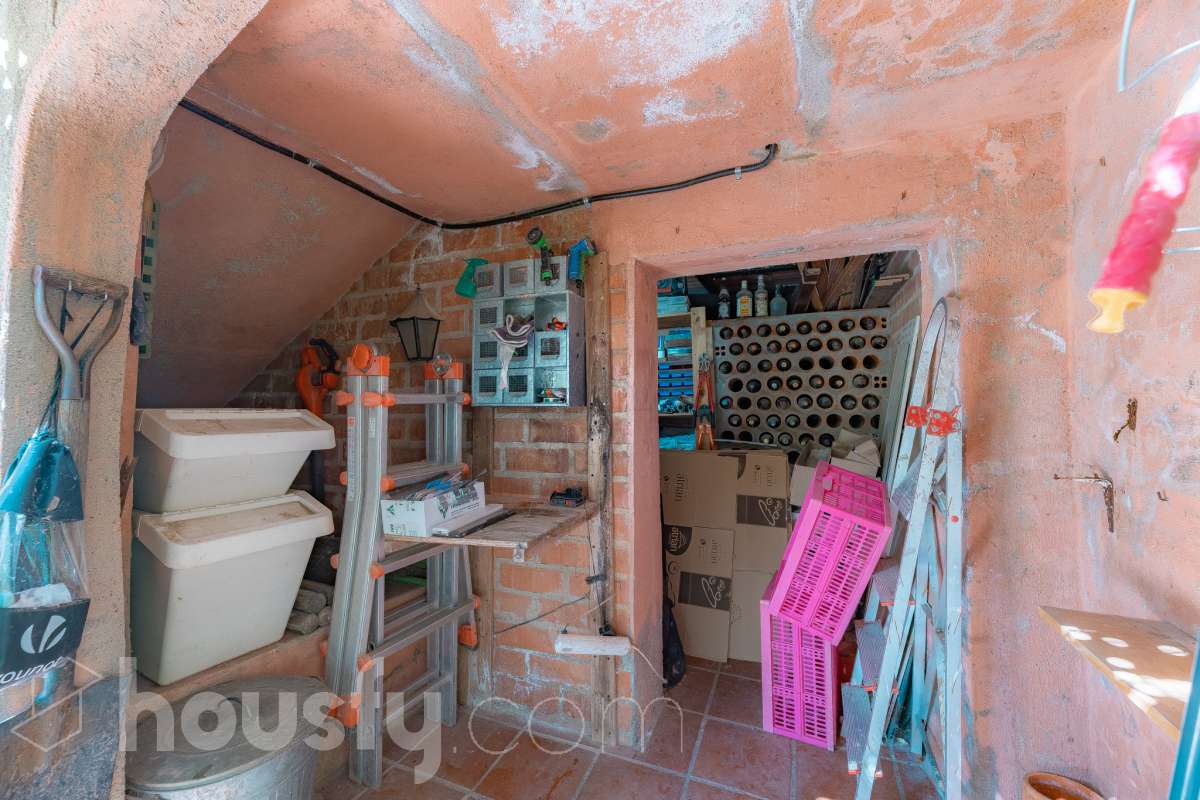 Housfy vende 🏡 amplia casa ubicada en Vallirana, la cuál consta de 272m2 (194m2 verificados con la Dirección General de Catastro y 78m2 actualmente en tramite de regularización documental). Construida en el año: 1992. Distribución de estancias -Salón-comedor -3 Baños -Cocina equipada -1 suite con bañera redonda y armario-vestidor -3 habitaciones dobles -2 habitaciones simples -3 baños (1 en suite) -biblioteca -sala de plancha -lavadero independiente con descalcificadora -concepto abierto a 3 niveles -porche cerrado -amplia sala polivalente ideal para bodega -barbacoa Características específicas -Cédula de habitabilidad -Trastero -Calefacción -Puerta blindada -Terraza -Jardín privado -1 Plaza de garaje Zona y entorno Respecto a la ubicación, se sitúa en Vallirana, municipio de Barcelona. Esta propiedad se encuentra cerca de transporte público, colegios, supermercados y farmacias. Aviso legal El precio de venta no incluye gastos de la compraventa como notaría, registro, impuestos, ni tampoco honorarios agencia. Esta publicación no es vinculante. Consulta siempre la nota simple con Housfy antes de formalizar la compraventa. Sobre nosotros Housfy es la plataforma integral de servicios inmobiliarios. Nuestra combinación de expertos y tecnología pone al alcance de todo el mundo servicios cómodos, claros y seguros. AICAT número: 7922. Nos encargamos de la gestión y asesoramiento de la compra. ¡Olvídate de todo! Hacemos los trámites por ti. Y, si además necesitas financiación, ponemos a tu disposición un bróker hipotecario para ayudarte a conseguir las mejores condiciones para tu perfil económico. ¿Quieres visitarla? Contacta con Housfy y agenda tu visita sin compromiso. Más información en: housfy.com En cumplimiento de la Ley 8/2026 en Cataluña, el certificado de presencia o ausencia de amianto se encuentra en proceso de tramitación.-62