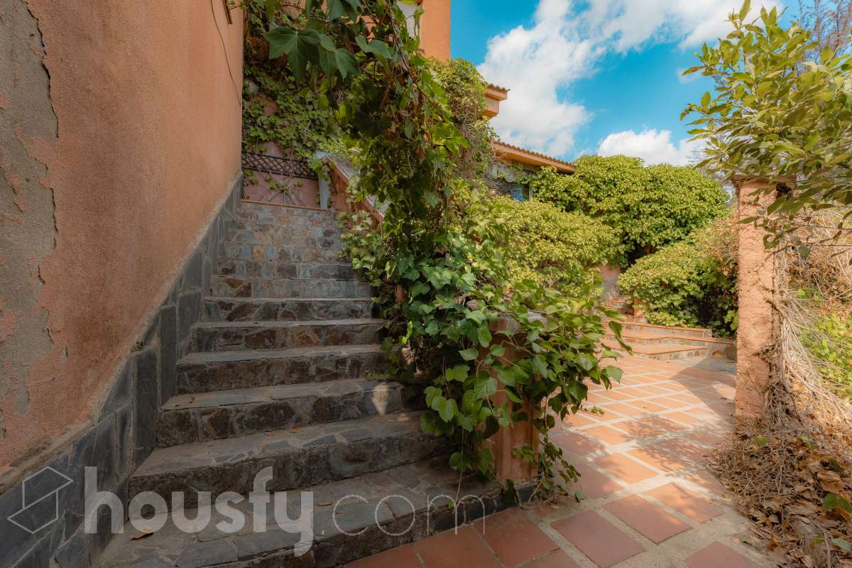Housfy vende 🏡 amplia casa ubicada en Vallirana, la cuál consta de 272m2 (194m2 verificados con la Dirección General de Catastro y 78m2 actualmente en tramite de regularización documental). Construida en el año: 1992. Distribución de estancias -Salón-comedor -3 Baños -Cocina equipada -1 suite con bañera redonda y armario-vestidor -3 habitaciones dobles -2 habitaciones simples -3 baños (1 en suite) -biblioteca -sala de plancha -lavadero independiente con descalcificadora -concepto abierto a 3 niveles -porche cerrado -amplia sala polivalente ideal para bodega -barbacoa Características específicas -Cédula de habitabilidad -Trastero -Calefacción -Puerta blindada -Terraza -Jardín privado -1 Plaza de garaje Zona y entorno Respecto a la ubicación, se sitúa en Vallirana, municipio de Barcelona. Esta propiedad se encuentra cerca de transporte público, colegios, supermercados y farmacias. Aviso legal El precio de venta no incluye gastos de la compraventa como notaría, registro, impuestos, ni tampoco honorarios agencia. Esta publicación no es vinculante. Consulta siempre la nota simple con Housfy antes de formalizar la compraventa. Sobre nosotros Housfy es la plataforma integral de servicios inmobiliarios. Nuestra combinación de expertos y tecnología pone al alcance de todo el mundo servicios cómodos, claros y seguros. AICAT número: 7922. Nos encargamos de la gestión y asesoramiento de la compra. ¡Olvídate de todo! Hacemos los trámites por ti. Y, si además necesitas financiación, ponemos a tu disposición un bróker hipotecario para ayudarte a conseguir las mejores condiciones para tu perfil económico. ¿Quieres visitarla? Contacta con Housfy y agenda tu visita sin compromiso. Más información en: housfy.com En cumplimiento de la Ley 8/2026 en Cataluña, el certificado de presencia o ausencia de amianto se encuentra en proceso de tramitación.-45