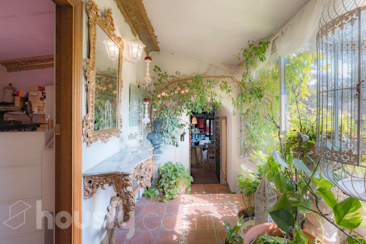 Housfy vende 🏡 amplia casa ubicada en Vallirana, la cuál consta de 272m2 (194m2 verificados con la Dirección General de Catastro y 78m2 actualmente en tramite de regularización documental). Construida en el año: 1992. Distribución de estancias -Salón-comedor -3 Baños -Cocina equipada -1 suite con bañera redonda y armario-vestidor -3 habitaciones dobles -2 habitaciones simples -3 baños (1 en suite) -biblioteca -sala de plancha -lavadero independiente con descalcificadora -concepto abierto a 3 niveles -porche cerrado -amplia sala polivalente ideal para bodega -barbacoa Características específicas -Cédula de habitabilidad -Trastero -Calefacción -Puerta blindada -Terraza -Jardín privado -1 Plaza de garaje Zona y entorno Respecto a la ubicación, se sitúa en Vallirana, municipio de Barcelona. Esta propiedad se encuentra cerca de transporte público, colegios, supermercados y farmacias. Aviso legal El precio de venta no incluye gastos de la compraventa como notaría, registro, impuestos, ni tampoco honorarios agencia. Esta publicación no es vinculante. Consulta siempre la nota simple con Housfy antes de formalizar la compraventa. Sobre nosotros Housfy es la plataforma integral de servicios inmobiliarios. Nuestra combinación de expertos y tecnología pone al alcance de todo el mundo servicios cómodos, claros y seguros. AICAT número: 7922. Nos encargamos de la gestión y asesoramiento de la compra. ¡Olvídate de todo! Hacemos los trámites por ti. Y, si además necesitas financiación, ponemos a tu disposición un bróker hipotecario para ayudarte a conseguir las mejores condiciones para tu perfil económico. ¿Quieres visitarla? Contacta con Housfy y agenda tu visita sin compromiso. Más información en: housfy.com En cumplimiento de la Ley 8/2026 en Cataluña, el certificado de presencia o ausencia de amianto se encuentra en proceso de tramitación.-38
