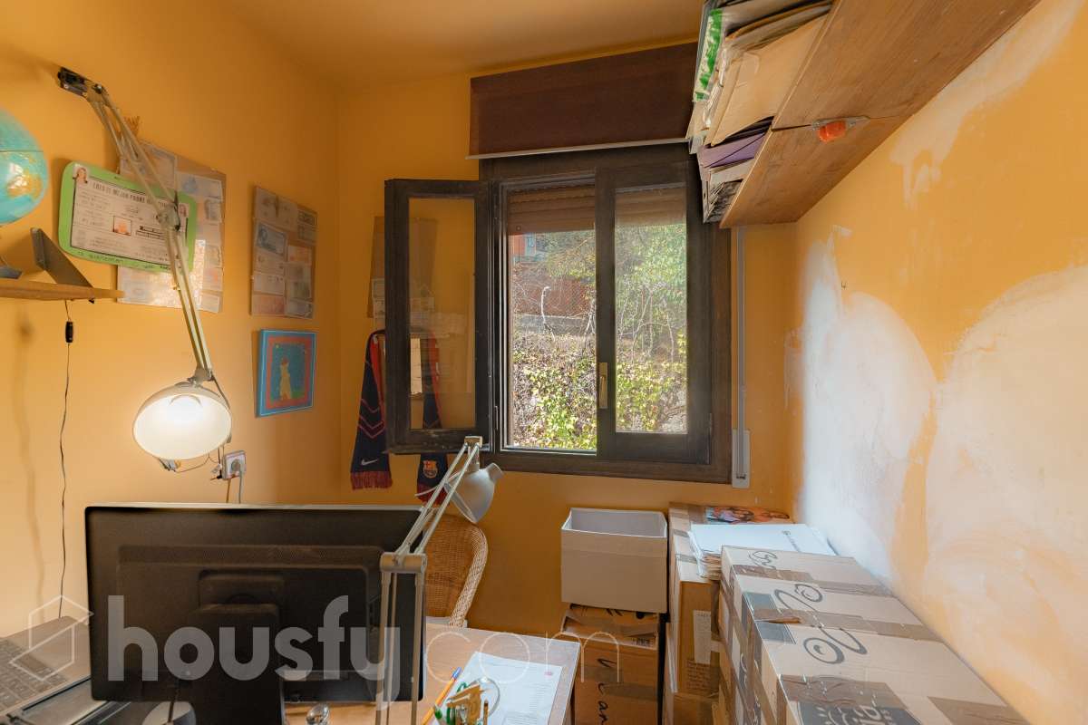 Housfy vende 🏡 amplia casa ubicada en Vallirana, la cuál consta de 272m2 (194m2 verificados con la Dirección General de Catastro y 78m2 actualmente en tramite de regularización documental). Construida en el año: 1992. Distribución de estancias -Salón-comedor -3 Baños -Cocina equipada -1 suite con bañera redonda y armario-vestidor -3 habitaciones dobles -2 habitaciones simples -3 baños (1 en suite) -biblioteca -sala de plancha -lavadero independiente con descalcificadora -concepto abierto a 3 niveles -porche cerrado -amplia sala polivalente ideal para bodega -barbacoa Características específicas -Cédula de habitabilidad -Trastero -Calefacción -Puerta blindada -Terraza -Jardín privado -1 Plaza de garaje Zona y entorno Respecto a la ubicación, se sitúa en Vallirana, municipio de Barcelona. Esta propiedad se encuentra cerca de transporte público, colegios, supermercados y farmacias. Aviso legal El precio de venta no incluye gastos de la compraventa como notaría, registro, impuestos, ni tampoco honorarios agencia. Esta publicación no es vinculante. Consulta siempre la nota simple con Housfy antes de formalizar la compraventa. Sobre nosotros Housfy es la plataforma integral de servicios inmobiliarios. Nuestra combinación de expertos y tecnología pone al alcance de todo el mundo servicios cómodos, claros y seguros. AICAT número: 7922. Nos encargamos de la gestión y asesoramiento de la compra. ¡Olvídate de todo! Hacemos los trámites por ti. Y, si además necesitas financiación, ponemos a tu disposición un bróker hipotecario para ayudarte a conseguir las mejores condiciones para tu perfil económico. ¿Quieres visitarla? Contacta con Housfy y agenda tu visita sin compromiso. Más información en: housfy.com En cumplimiento de la Ley 8/2026 en Cataluña, el certificado de presencia o ausencia de amianto se encuentra en proceso de tramitación.-11