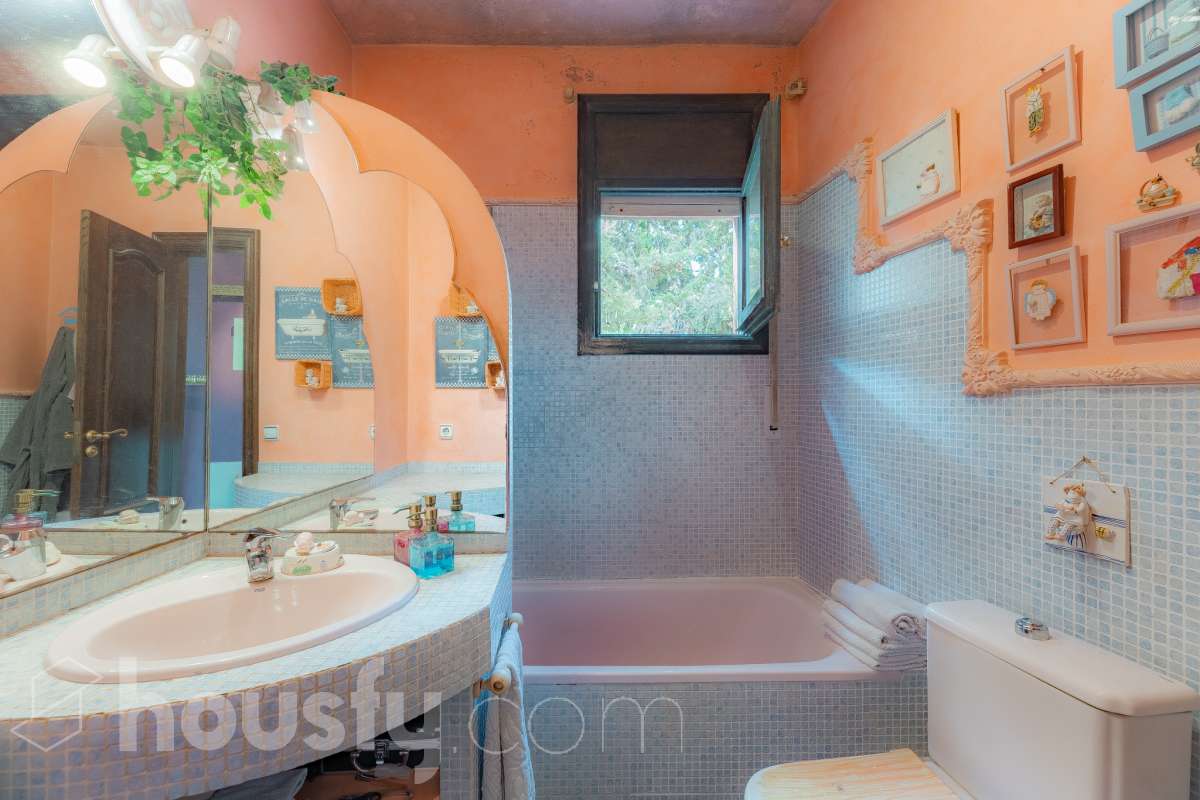 Housfy vende 🏡 amplia casa ubicada en Vallirana, la cuál consta de 272m2 (194m2 verificados con la Dirección General de Catastro y 78m2 actualmente en tramite de regularización documental). Construida en el año: 1992. Distribución de estancias -Salón-comedor -3 Baños -Cocina equipada -1 suite con bañera redonda y armario-vestidor -3 habitaciones dobles -2 habitaciones simples -3 baños (1 en suite) -biblioteca -sala de plancha -lavadero independiente con descalcificadora -concepto abierto a 3 niveles -porche cerrado -amplia sala polivalente ideal para bodega -barbacoa Características específicas -Cédula de habitabilidad -Trastero -Calefacción -Puerta blindada -Terraza -Jardín privado -1 Plaza de garaje Zona y entorno Respecto a la ubicación, se sitúa en Vallirana, municipio de Barcelona. Esta propiedad se encuentra cerca de transporte público, colegios, supermercados y farmacias. Aviso legal El precio de venta no incluye gastos de la compraventa como notaría, registro, impuestos, ni tampoco honorarios agencia. Esta publicación no es vinculante. Consulta siempre la nota simple con Housfy antes de formalizar la compraventa. Sobre nosotros Housfy es la plataforma integral de servicios inmobiliarios. Nuestra combinación de expertos y tecnología pone al alcance de todo el mundo servicios cómodos, claros y seguros. AICAT número: 7922. Nos encargamos de la gestión y asesoramiento de la compra. ¡Olvídate de todo! Hacemos los trámites por ti. Y, si además necesitas financiación, ponemos a tu disposición un bróker hipotecario para ayudarte a conseguir las mejores condiciones para tu perfil económico. ¿Quieres visitarla? Contacta con Housfy y agenda tu visita sin compromiso. Más información en: housfy.com En cumplimiento de la Ley 8/2026 en Cataluña, el certificado de presencia o ausencia de amianto se encuentra en proceso de tramitación.-36