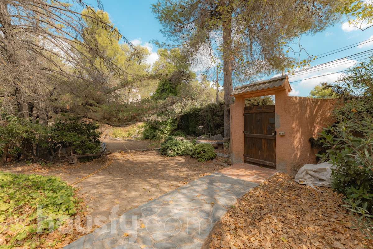 Housfy vende 🏡 amplia casa ubicada en Vallirana, la cuál consta de 272m2 (194m2 verificados con la Dirección General de Catastro y 78m2 actualmente en tramite de regularización documental). Construida en el año: 1992. Distribución de estancias -Salón-comedor -3 Baños -Cocina equipada -1 suite con bañera redonda y armario-vestidor -3 habitaciones dobles -2 habitaciones simples -3 baños (1 en suite) -biblioteca -sala de plancha -lavadero independiente con descalcificadora -concepto abierto a 3 niveles -porche cerrado -amplia sala polivalente ideal para bodega -barbacoa Características específicas -Cédula de habitabilidad -Trastero -Calefacción -Puerta blindada -Terraza -Jardín privado -1 Plaza de garaje Zona y entorno Respecto a la ubicación, se sitúa en Vallirana, municipio de Barcelona. Esta propiedad se encuentra cerca de transporte público, colegios, supermercados y farmacias. Aviso legal El precio de venta no incluye gastos de la compraventa como notaría, registro, impuestos, ni tampoco honorarios agencia. Esta publicación no es vinculante. Consulta siempre la nota simple con Housfy antes de formalizar la compraventa. Sobre nosotros Housfy es la plataforma integral de servicios inmobiliarios. Nuestra combinación de expertos y tecnología pone al alcance de todo el mundo servicios cómodos, claros y seguros. AICAT número: 7922. Nos encargamos de la gestión y asesoramiento de la compra. ¡Olvídate de todo! Hacemos los trámites por ti. Y, si además necesitas financiación, ponemos a tu disposición un bróker hipotecario para ayudarte a conseguir las mejores condiciones para tu perfil económico. ¿Quieres visitarla? Contacta con Housfy y agenda tu visita sin compromiso. Más información en: housfy.com En cumplimiento de la Ley 8/2026 en Cataluña, el certificado de presencia o ausencia de amianto se encuentra en proceso de tramitación.-46