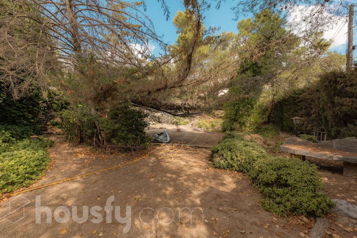 Housfy vende 🏡 amplia casa ubicada en Vallirana, la cuál consta de 272m2 (194m2 verificados con la Dirección General de Catastro y 78m2 actualmente en tramite de regularización documental). Construida en el año: 1992. Distribución de estancias -Salón-comedor -3 Baños -Cocina equipada -1 suite con bañera redonda y armario-vestidor -3 habitaciones dobles -2 habitaciones simples -3 baños (1 en suite) -biblioteca -sala de plancha -lavadero independiente con descalcificadora -concepto abierto a 3 niveles -porche cerrado -amplia sala polivalente ideal para bodega -barbacoa Características específicas -Cédula de habitabilidad -Trastero -Calefacción -Puerta blindada -Terraza -Jardín privado -1 Plaza de garaje Zona y entorno Respecto a la ubicación, se sitúa en Vallirana, municipio de Barcelona. Esta propiedad se encuentra cerca de transporte público, colegios, supermercados y farmacias. Aviso legal El precio de venta no incluye gastos de la compraventa como notaría, registro, impuestos, ni tampoco honorarios agencia. Esta publicación no es vinculante. Consulta siempre la nota simple con Housfy antes de formalizar la compraventa. Sobre nosotros Housfy es la plataforma integral de servicios inmobiliarios. Nuestra combinación de expertos y tecnología pone al alcance de todo el mundo servicios cómodos, claros y seguros. AICAT número: 7922. Nos encargamos de la gestión y asesoramiento de la compra. ¡Olvídate de todo! Hacemos los trámites por ti. Y, si además necesitas financiación, ponemos a tu disposición un bróker hipotecario para ayudarte a conseguir las mejores condiciones para tu perfil económico. ¿Quieres visitarla? Contacta con Housfy y agenda tu visita sin compromiso. Más información en: housfy.com En cumplimiento de la Ley 8/2026 en Cataluña, el certificado de presencia o ausencia de amianto se encuentra en proceso de tramitación.-55