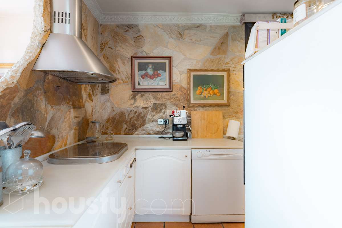 Housfy vende 🏡 amplia casa ubicada en Vallirana, la cuál consta de 272m2 (194m2 verificados con la Dirección General de Catastro y 78m2 actualmente en tramite de regularización documental). Construida en el año: 1992. Distribución de estancias -Salón-comedor -3 Baños -Cocina equipada -1 suite con bañera redonda y armario-vestidor -3 habitaciones dobles -2 habitaciones simples -3 baños (1 en suite) -biblioteca -sala de plancha -lavadero independiente con descalcificadora -concepto abierto a 3 niveles -porche cerrado -amplia sala polivalente ideal para bodega -barbacoa Características específicas -Cédula de habitabilidad -Trastero -Calefacción -Puerta blindada -Terraza -Jardín privado -1 Plaza de garaje Zona y entorno Respecto a la ubicación, se sitúa en Vallirana, municipio de Barcelona. Esta propiedad se encuentra cerca de transporte público, colegios, supermercados y farmacias. Aviso legal El precio de venta no incluye gastos de la compraventa como notaría, registro, impuestos, ni tampoco honorarios agencia. Esta publicación no es vinculante. Consulta siempre la nota simple con Housfy antes de formalizar la compraventa. Sobre nosotros Housfy es la plataforma integral de servicios inmobiliarios. Nuestra combinación de expertos y tecnología pone al alcance de todo el mundo servicios cómodos, claros y seguros. AICAT número: 7922. Nos encargamos de la gestión y asesoramiento de la compra. ¡Olvídate de todo! Hacemos los trámites por ti. Y, si además necesitas financiación, ponemos a tu disposición un bróker hipotecario para ayudarte a conseguir las mejores condiciones para tu perfil económico. ¿Quieres visitarla? Contacta con Housfy y agenda tu visita sin compromiso. Más información en: housfy.com En cumplimiento de la Ley 8/2026 en Cataluña, el certificado de presencia o ausencia de amianto se encuentra en proceso de tramitación.-27