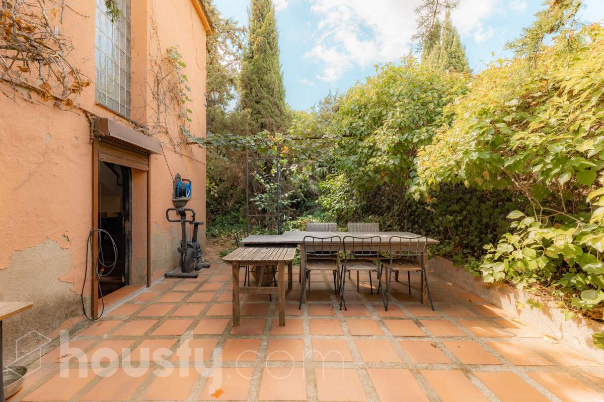 Housfy vende 🏡 amplia casa ubicada en Vallirana, la cuál consta de 272m2 (194m2 verificados con la Dirección General de Catastro y 78m2 actualmente en tramite de regularización documental). Construida en el año: 1992. Distribución de estancias -Salón-comedor -3 Baños -Cocina equipada -1 suite con bañera redonda y armario-vestidor -3 habitaciones dobles -2 habitaciones simples -3 baños (1 en suite) -biblioteca -sala de plancha -lavadero independiente con descalcificadora -concepto abierto a 3 niveles -porche cerrado -amplia sala polivalente ideal para bodega -barbacoa Características específicas -Cédula de habitabilidad -Trastero -Calefacción -Puerta blindada -Terraza -Jardín privado -1 Plaza de garaje Zona y entorno Respecto a la ubicación, se sitúa en Vallirana, municipio de Barcelona. Esta propiedad se encuentra cerca de transporte público, colegios, supermercados y farmacias. Aviso legal El precio de venta no incluye gastos de la compraventa como notaría, registro, impuestos, ni tampoco honorarios agencia. Esta publicación no es vinculante. Consulta siempre la nota simple con Housfy antes de formalizar la compraventa. Sobre nosotros Housfy es la plataforma integral de servicios inmobiliarios. Nuestra combinación de expertos y tecnología pone al alcance de todo el mundo servicios cómodos, claros y seguros. AICAT número: 7922. Nos encargamos de la gestión y asesoramiento de la compra. ¡Olvídate de todo! Hacemos los trámites por ti. Y, si además necesitas financiación, ponemos a tu disposición un bróker hipotecario para ayudarte a conseguir las mejores condiciones para tu perfil económico. ¿Quieres visitarla? Contacta con Housfy y agenda tu visita sin compromiso. Más información en: housfy.com En cumplimiento de la Ley 8/2026 en Cataluña, el certificado de presencia o ausencia de amianto se encuentra en proceso de tramitación.-40