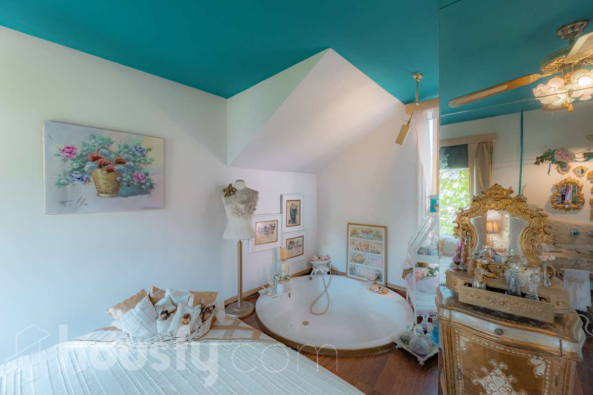 Housfy vende 🏡 amplia casa ubicada en Vallirana, la cuál consta de 272m2 (194m2 verificados con la Dirección General de Catastro y 78m2 actualmente en tramite de regularización documental). Construida en el año: 1992. Distribución de estancias -Salón-comedor -3 Baños -Cocina equipada -1 suite con bañera redonda y armario-vestidor -3 habitaciones dobles -2 habitaciones simples -3 baños (1 en suite) -biblioteca -sala de plancha -lavadero independiente con descalcificadora -concepto abierto a 3 niveles -porche cerrado -amplia sala polivalente ideal para bodega -barbacoa Características específicas -Cédula de habitabilidad -Trastero -Calefacción -Puerta blindada -Terraza -Jardín privado -1 Plaza de garaje Zona y entorno Respecto a la ubicación, se sitúa en Vallirana, municipio de Barcelona. Esta propiedad se encuentra cerca de transporte público, colegios, supermercados y farmacias. Aviso legal El precio de venta no incluye gastos de la compraventa como notaría, registro, impuestos, ni tampoco honorarios agencia. Esta publicación no es vinculante. Consulta siempre la nota simple con Housfy antes de formalizar la compraventa. Sobre nosotros Housfy es la plataforma integral de servicios inmobiliarios. Nuestra combinación de expertos y tecnología pone al alcance de todo el mundo servicios cómodos, claros y seguros. AICAT número: 7922. Nos encargamos de la gestión y asesoramiento de la compra. ¡Olvídate de todo! Hacemos los trámites por ti. Y, si además necesitas financiación, ponemos a tu disposición un bróker hipotecario para ayudarte a conseguir las mejores condiciones para tu perfil económico. ¿Quieres visitarla? Contacta con Housfy y agenda tu visita sin compromiso. Más información en: housfy.com En cumplimiento de la Ley 8/2026 en Cataluña, el certificado de presencia o ausencia de amianto se encuentra en proceso de tramitación.-22