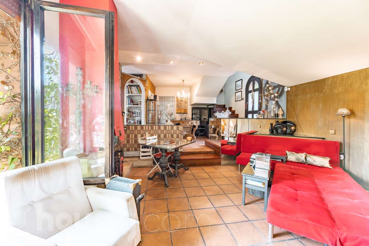 Housfy vende 🏡 amplia casa ubicada en Vallirana, la cuál consta de 272m2 (194m2 verificados con la Dirección General de Catastro y 78m2 actualmente en tramite de regularización documental). Construida en el año: 1992. Distribución de estancias -Salón-comedor -3 Baños -Cocina equipada -1 suite con bañera redonda y armario-vestidor -3 habitaciones dobles -2 habitaciones simples -3 baños (1 en suite) -biblioteca -sala de plancha -lavadero independiente con descalcificadora -concepto abierto a 3 niveles -porche cerrado -amplia sala polivalente ideal para bodega -barbacoa Características específicas -Cédula de habitabilidad -Trastero -Calefacción -Puerta blindada -Terraza -Jardín privado -1 Plaza de garaje Zona y entorno Respecto a la ubicación, se sitúa en Vallirana, municipio de Barcelona. Esta propiedad se encuentra cerca de transporte público, colegios, supermercados y farmacias. Aviso legal El precio de venta no incluye gastos de la compraventa como notaría, registro, impuestos, ni tampoco honorarios agencia. Esta publicación no es vinculante. Consulta siempre la nota simple con Housfy antes de formalizar la compraventa. Sobre nosotros Housfy es la plataforma integral de servicios inmobiliarios. Nuestra combinación de expertos y tecnología pone al alcance de todo el mundo servicios cómodos, claros y seguros. AICAT número: 7922. Nos encargamos de la gestión y asesoramiento de la compra. ¡Olvídate de todo! Hacemos los trámites por ti. Y, si además necesitas financiación, ponemos a tu disposición un bróker hipotecario para ayudarte a conseguir las mejores condiciones para tu perfil económico. ¿Quieres visitarla? Contacta con Housfy y agenda tu visita sin compromiso. Más información en: housfy.com En cumplimiento de la Ley 8/2026 en Cataluña, el certificado de presencia o ausencia de amianto se encuentra en proceso de tramitación.-5