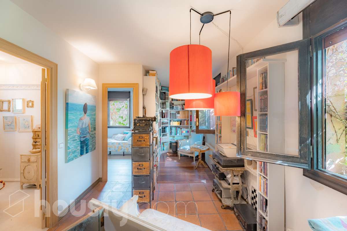 Housfy vende 🏡 amplia casa ubicada en Vallirana, la cuál consta de 272m2 (194m2 verificados con la Dirección General de Catastro y 78m2 actualmente en tramite de regularización documental). Construida en el año: 1992. Distribución de estancias -Salón-comedor -3 Baños -Cocina equipada -1 suite con bañera redonda y armario-vestidor -3 habitaciones dobles -2 habitaciones simples -3 baños (1 en suite) -biblioteca -sala de plancha -lavadero independiente con descalcificadora -concepto abierto a 3 niveles -porche cerrado -amplia sala polivalente ideal para bodega -barbacoa Características específicas -Cédula de habitabilidad -Trastero -Calefacción -Puerta blindada -Terraza -Jardín privado -1 Plaza de garaje Zona y entorno Respecto a la ubicación, se sitúa en Vallirana, municipio de Barcelona. Esta propiedad se encuentra cerca de transporte público, colegios, supermercados y farmacias. Aviso legal El precio de venta no incluye gastos de la compraventa como notaría, registro, impuestos, ni tampoco honorarios agencia. Esta publicación no es vinculante. Consulta siempre la nota simple con Housfy antes de formalizar la compraventa. Sobre nosotros Housfy es la plataforma integral de servicios inmobiliarios. Nuestra combinación de expertos y tecnología pone al alcance de todo el mundo servicios cómodos, claros y seguros. AICAT número: 7922. Nos encargamos de la gestión y asesoramiento de la compra. ¡Olvídate de todo! Hacemos los trámites por ti. Y, si además necesitas financiación, ponemos a tu disposición un bróker hipotecario para ayudarte a conseguir las mejores condiciones para tu perfil económico. ¿Quieres visitarla? Contacta con Housfy y agenda tu visita sin compromiso. Más información en: housfy.com En cumplimiento de la Ley 8/2026 en Cataluña, el certificado de presencia o ausencia de amianto se encuentra en proceso de tramitación.-8