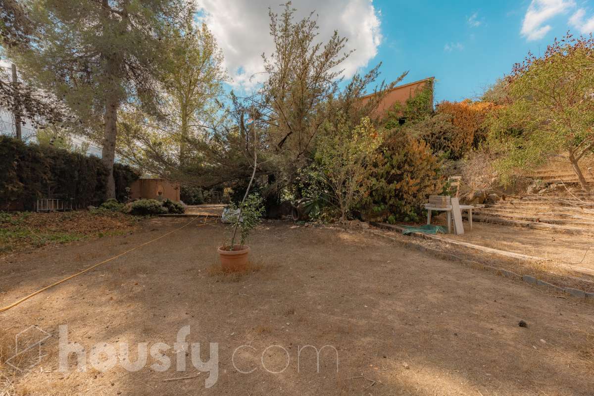 Housfy vende 🏡 amplia casa ubicada en Vallirana, la cuál consta de 272m2 (194m2 verificados con la Dirección General de Catastro y 78m2 actualmente en tramite de regularización documental). Construida en el año: 1992. Distribución de estancias -Salón-comedor -3 Baños -Cocina equipada -1 suite con bañera redonda y armario-vestidor -3 habitaciones dobles -2 habitaciones simples -3 baños (1 en suite) -biblioteca -sala de plancha -lavadero independiente con descalcificadora -concepto abierto a 3 niveles -porche cerrado -amplia sala polivalente ideal para bodega -barbacoa Características específicas -Cédula de habitabilidad -Trastero -Calefacción -Puerta blindada -Terraza -Jardín privado -1 Plaza de garaje Zona y entorno Respecto a la ubicación, se sitúa en Vallirana, municipio de Barcelona. Esta propiedad se encuentra cerca de transporte público, colegios, supermercados y farmacias. Aviso legal El precio de venta no incluye gastos de la compraventa como notaría, registro, impuestos, ni tampoco honorarios agencia. Esta publicación no es vinculante. Consulta siempre la nota simple con Housfy antes de formalizar la compraventa. Sobre nosotros Housfy es la plataforma integral de servicios inmobiliarios. Nuestra combinación de expertos y tecnología pone al alcance de todo el mundo servicios cómodos, claros y seguros. AICAT número: 7922. Nos encargamos de la gestión y asesoramiento de la compra. ¡Olvídate de todo! Hacemos los trámites por ti. Y, si además necesitas financiación, ponemos a tu disposición un bróker hipotecario para ayudarte a conseguir las mejores condiciones para tu perfil económico. ¿Quieres visitarla? Contacta con Housfy y agenda tu visita sin compromiso. Más información en: housfy.com En cumplimiento de la Ley 8/2026 en Cataluña, el certificado de presencia o ausencia de amianto se encuentra en proceso de tramitación.-54