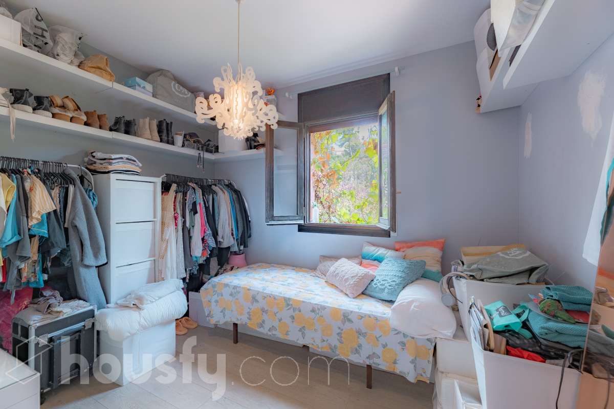 Housfy vende 🏡 amplia casa ubicada en Vallirana, la cuál consta de 272m2 (194m2 verificados con la Dirección General de Catastro y 78m2 actualmente en tramite de regularización documental). Construida en el año: 1992. Distribución de estancias -Salón-comedor -3 Baños -Cocina equipada -1 suite con bañera redonda y armario-vestidor -3 habitaciones dobles -2 habitaciones simples -3 baños (1 en suite) -biblioteca -sala de plancha -lavadero independiente con descalcificadora -concepto abierto a 3 niveles -porche cerrado -amplia sala polivalente ideal para bodega -barbacoa Características específicas -Cédula de habitabilidad -Trastero -Calefacción -Puerta blindada -Terraza -Jardín privado -1 Plaza de garaje Zona y entorno Respecto a la ubicación, se sitúa en Vallirana, municipio de Barcelona. Esta propiedad se encuentra cerca de transporte público, colegios, supermercados y farmacias. Aviso legal El precio de venta no incluye gastos de la compraventa como notaría, registro, impuestos, ni tampoco honorarios agencia. Esta publicación no es vinculante. Consulta siempre la nota simple con Housfy antes de formalizar la compraventa. Sobre nosotros Housfy es la plataforma integral de servicios inmobiliarios. Nuestra combinación de expertos y tecnología pone al alcance de todo el mundo servicios cómodos, claros y seguros. AICAT número: 7922. Nos encargamos de la gestión y asesoramiento de la compra. ¡Olvídate de todo! Hacemos los trámites por ti. Y, si además necesitas financiación, ponemos a tu disposición un bróker hipotecario para ayudarte a conseguir las mejores condiciones para tu perfil económico. ¿Quieres visitarla? Contacta con Housfy y agenda tu visita sin compromiso. Más información en: housfy.com En cumplimiento de la Ley 8/2026 en Cataluña, el certificado de presencia o ausencia de amianto se encuentra en proceso de tramitación.-10