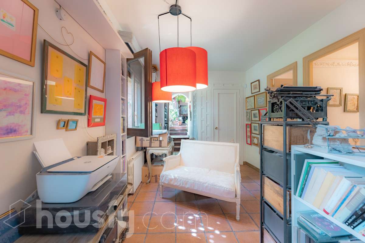 Housfy vende 🏡 amplia casa ubicada en Vallirana, la cuál consta de 272m2 (194m2 verificados con la Dirección General de Catastro y 78m2 actualmente en tramite de regularización documental). Construida en el año: 1992. Distribución de estancias -Salón-comedor -3 Baños -Cocina equipada -1 suite con bañera redonda y armario-vestidor -3 habitaciones dobles -2 habitaciones simples -3 baños (1 en suite) -biblioteca -sala de plancha -lavadero independiente con descalcificadora -concepto abierto a 3 niveles -porche cerrado -amplia sala polivalente ideal para bodega -barbacoa Características específicas -Cédula de habitabilidad -Trastero -Calefacción -Puerta blindada -Terraza -Jardín privado -1 Plaza de garaje Zona y entorno Respecto a la ubicación, se sitúa en Vallirana, municipio de Barcelona. Esta propiedad se encuentra cerca de transporte público, colegios, supermercados y farmacias. Aviso legal El precio de venta no incluye gastos de la compraventa como notaría, registro, impuestos, ni tampoco honorarios agencia. Esta publicación no es vinculante. Consulta siempre la nota simple con Housfy antes de formalizar la compraventa. Sobre nosotros Housfy es la plataforma integral de servicios inmobiliarios. Nuestra combinación de expertos y tecnología pone al alcance de todo el mundo servicios cómodos, claros y seguros. AICAT número: 7922. Nos encargamos de la gestión y asesoramiento de la compra. ¡Olvídate de todo! Hacemos los trámites por ti. Y, si además necesitas financiación, ponemos a tu disposición un bróker hipotecario para ayudarte a conseguir las mejores condiciones para tu perfil económico. ¿Quieres visitarla? Contacta con Housfy y agenda tu visita sin compromiso. Más información en: housfy.com En cumplimiento de la Ley 8/2026 en Cataluña, el certificado de presencia o ausencia de amianto se encuentra en proceso de tramitación.-7