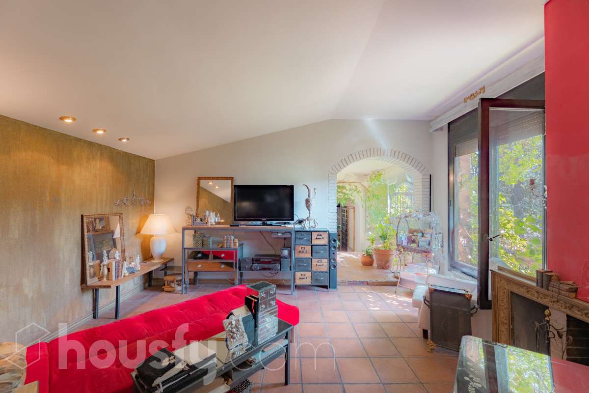 Housfy vende 🏡 amplia casa ubicada en Vallirana, la cuál consta de 272m2 (194m2 verificados con la Dirección General de Catastro y 78m2 actualmente en tramite de regularización documental). Construida en el año: 1992. Distribución de estancias -Salón-comedor -3 Baños -Cocina equipada -1 suite con bañera redonda y armario-vestidor -3 habitaciones dobles -2 habitaciones simples -3 baños (1 en suite) -biblioteca -sala de plancha -lavadero independiente con descalcificadora -concepto abierto a 3 niveles -porche cerrado -amplia sala polivalente ideal para bodega -barbacoa Características específicas -Cédula de habitabilidad -Trastero -Calefacción -Puerta blindada -Terraza -Jardín privado -1 Plaza de garaje Zona y entorno Respecto a la ubicación, se sitúa en Vallirana, municipio de Barcelona. Esta propiedad se encuentra cerca de transporte público, colegios, supermercados y farmacias. Aviso legal El precio de venta no incluye gastos de la compraventa como notaría, registro, impuestos, ni tampoco honorarios agencia. Esta publicación no es vinculante. Consulta siempre la nota simple con Housfy antes de formalizar la compraventa. Sobre nosotros Housfy es la plataforma integral de servicios inmobiliarios. Nuestra combinación de expertos y tecnología pone al alcance de todo el mundo servicios cómodos, claros y seguros. AICAT número: 7922. Nos encargamos de la gestión y asesoramiento de la compra. ¡Olvídate de todo! Hacemos los trámites por ti. Y, si además necesitas financiación, ponemos a tu disposición un bróker hipotecario para ayudarte a conseguir las mejores condiciones para tu perfil económico. ¿Quieres visitarla? Contacta con Housfy y agenda tu visita sin compromiso. Más información en: housfy.com En cumplimiento de la Ley 8/2026 en Cataluña, el certificado de presencia o ausencia de amianto se encuentra en proceso de tramitación.-6